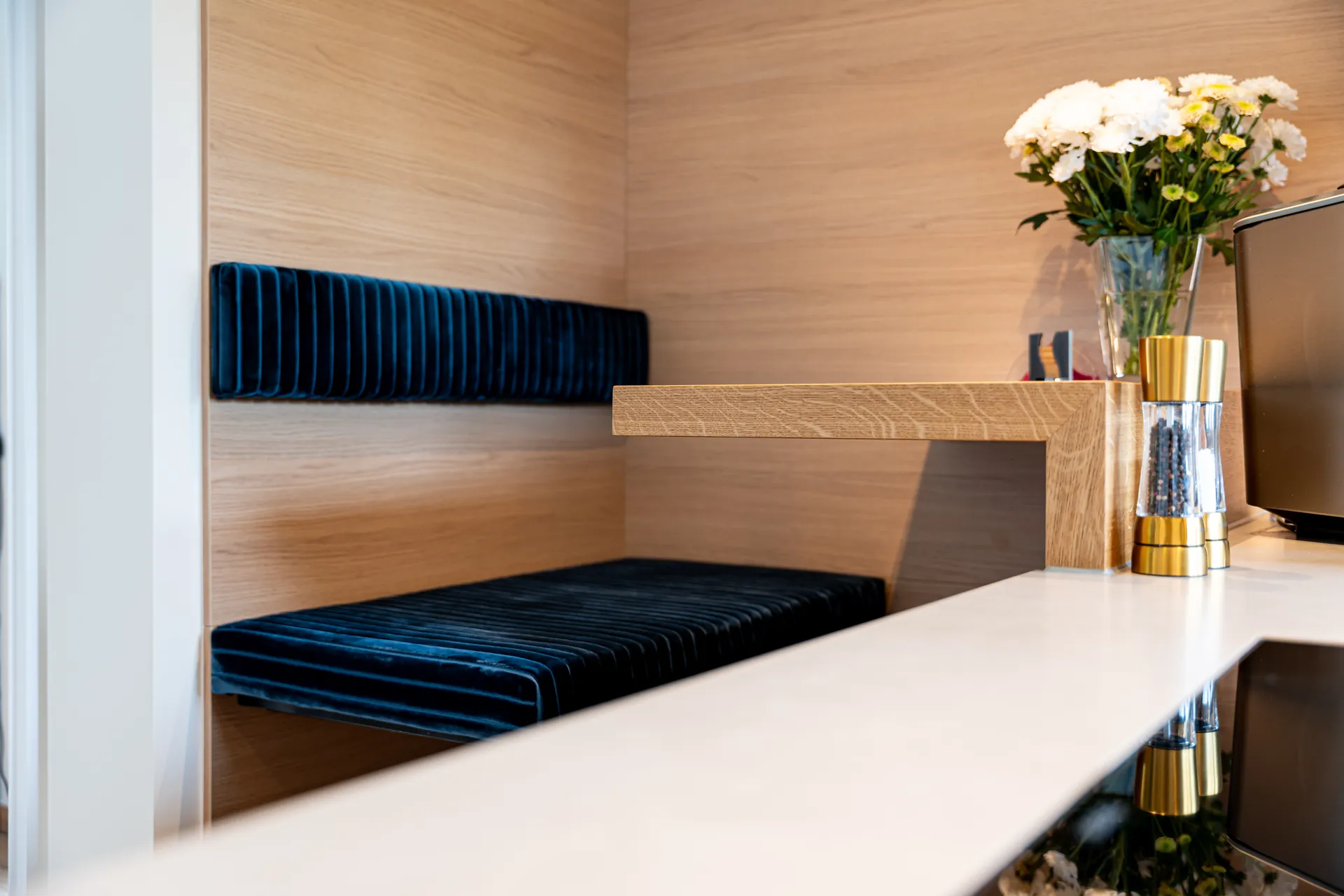 Designküche in U-Form – Blau mit Holz und Keramik