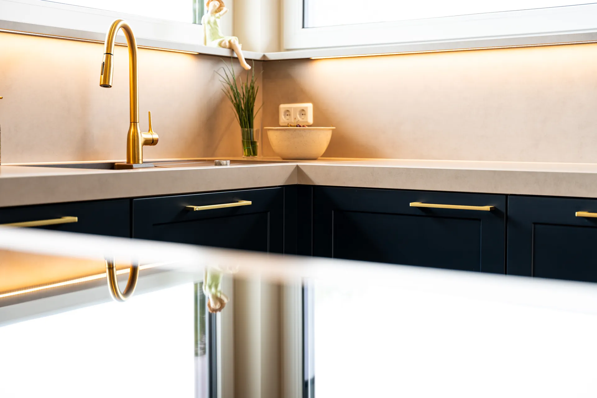 Designküche in U-Form – Blau mit Holz und Keramik