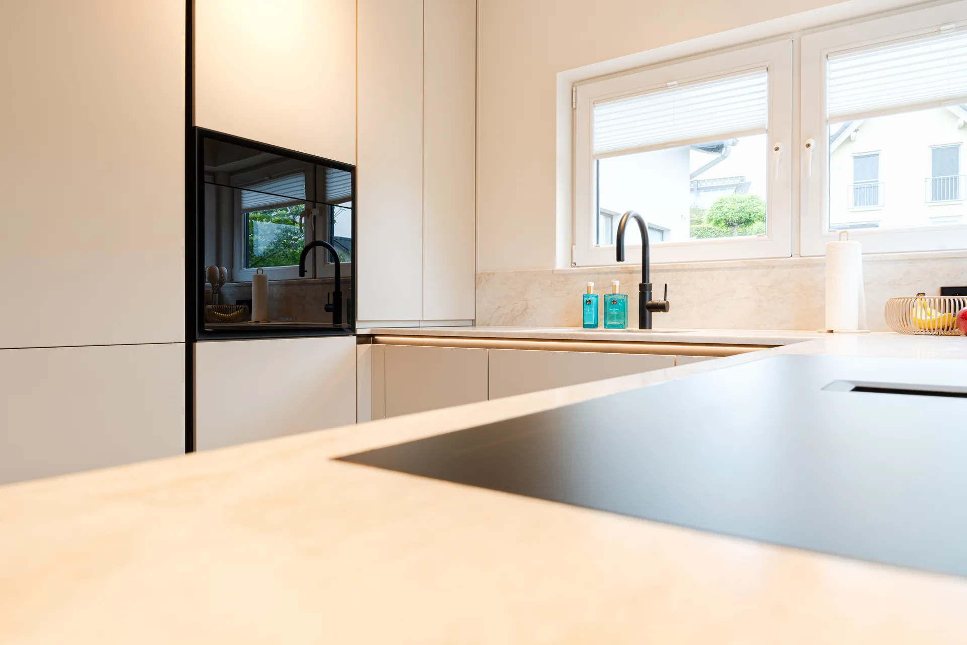Designküche in U-Form – Keramik mit Miele und Blanco