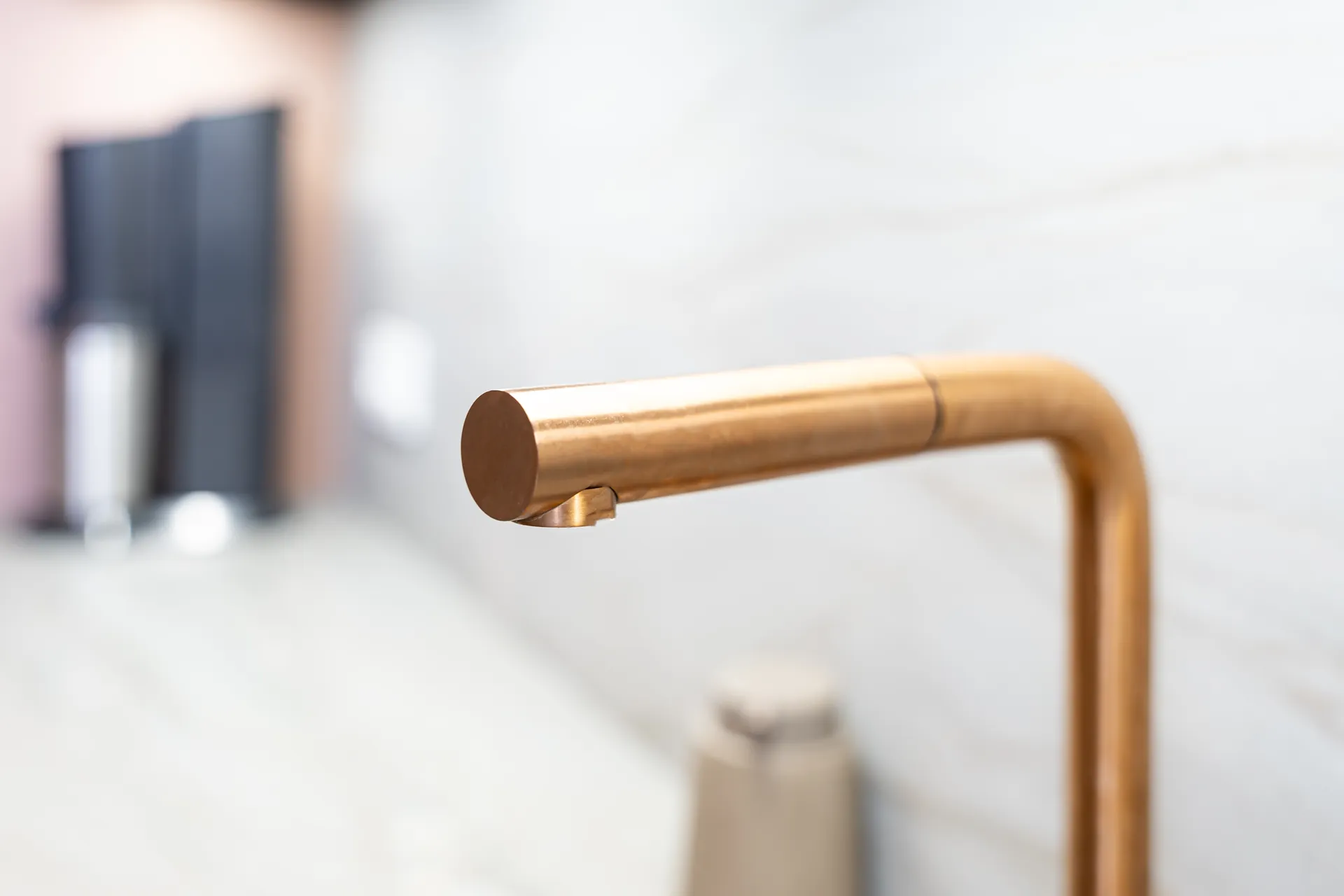 Grifflose Designküche – Zweizeilige Küche in Korall und Kaschmir