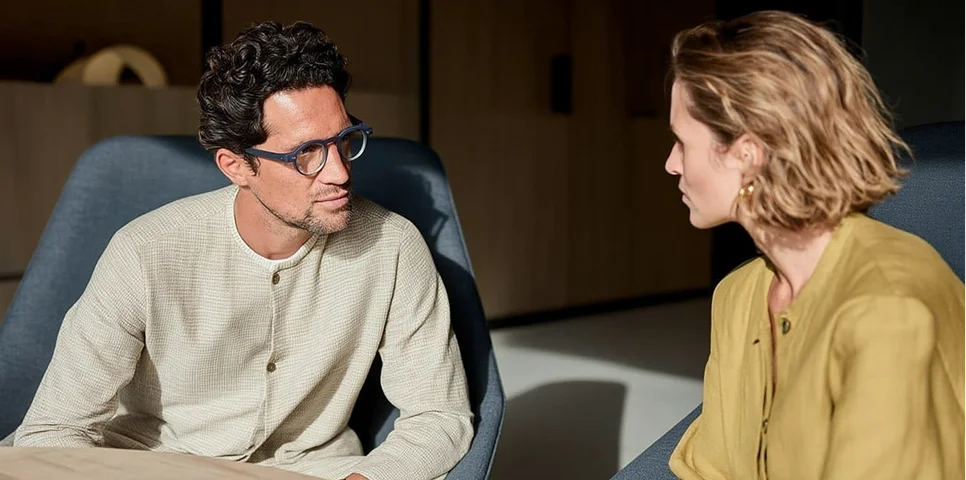 Zwei Personen im Gespräch in modernem Büro – Symbolbild für das persönliche Erstgespräch und die individuelle Bedarfsanalyse bei ForTech Consulting.