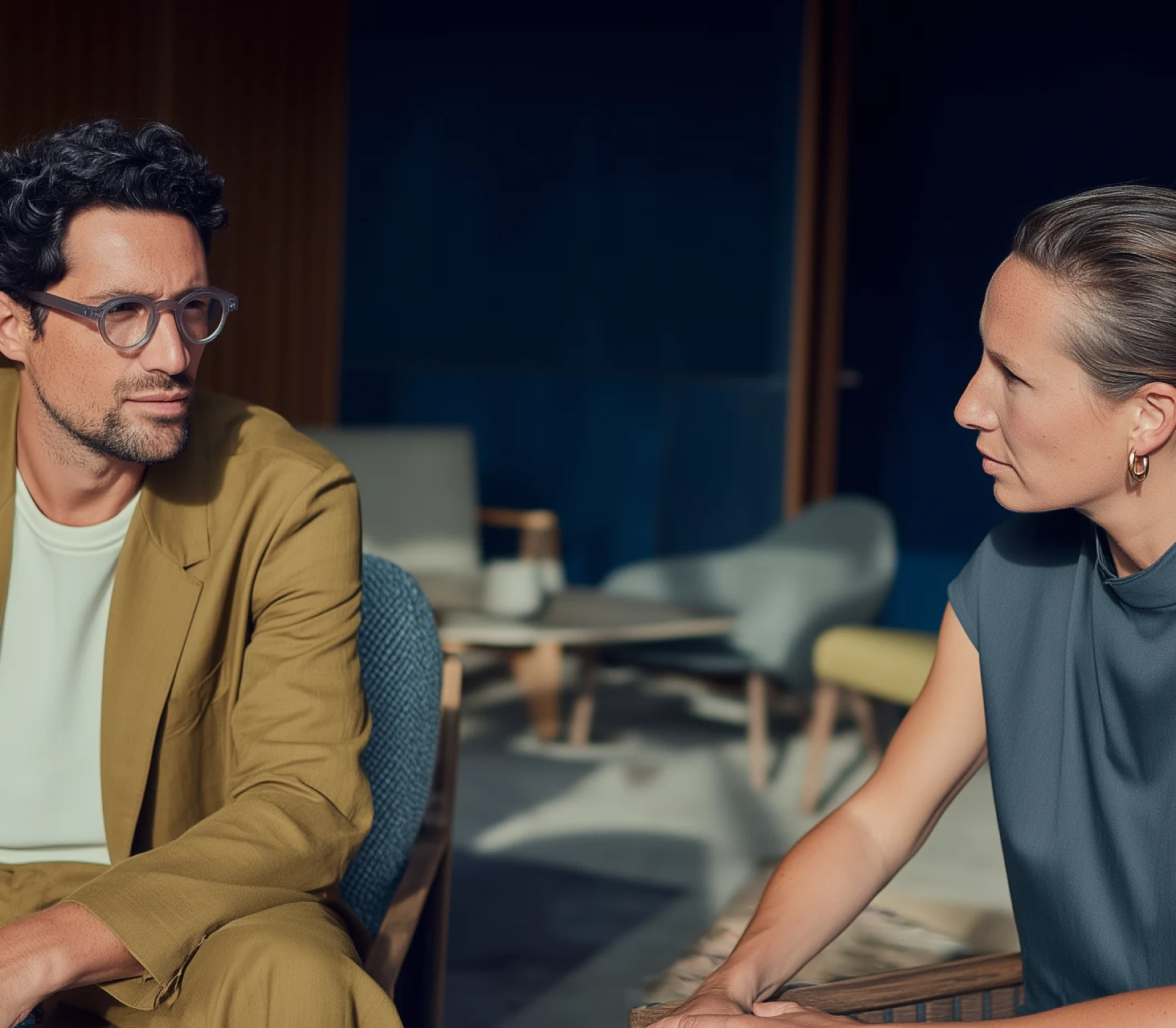 Zwei Business-Professionals im Gespräch in modernem Büro – Symbolbild für ForTech Consulting als strategischen Partner im IT-Recruiting für SAP & Cloud.