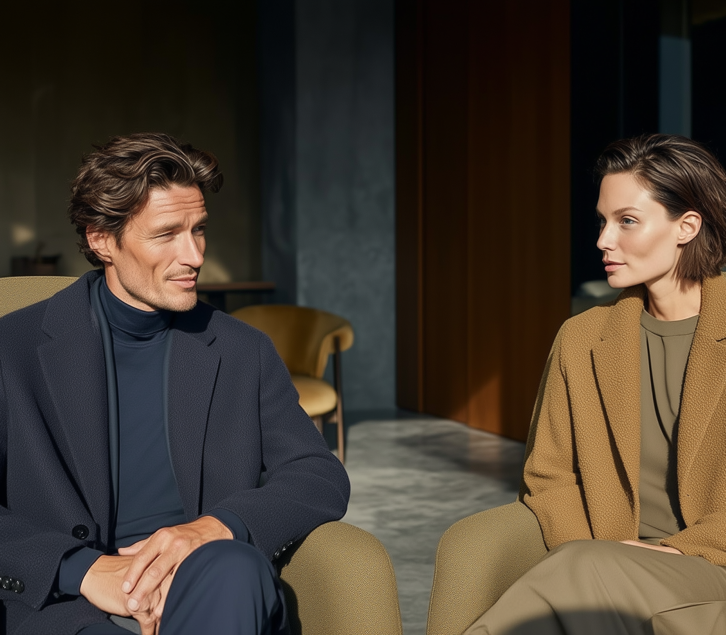 Zwei Business-Professionals im Gespräch in modernem Büro – Symbolbild für rechtssichere Zusammenarbeit und Compliance-Beratung von ForTech Consulting.