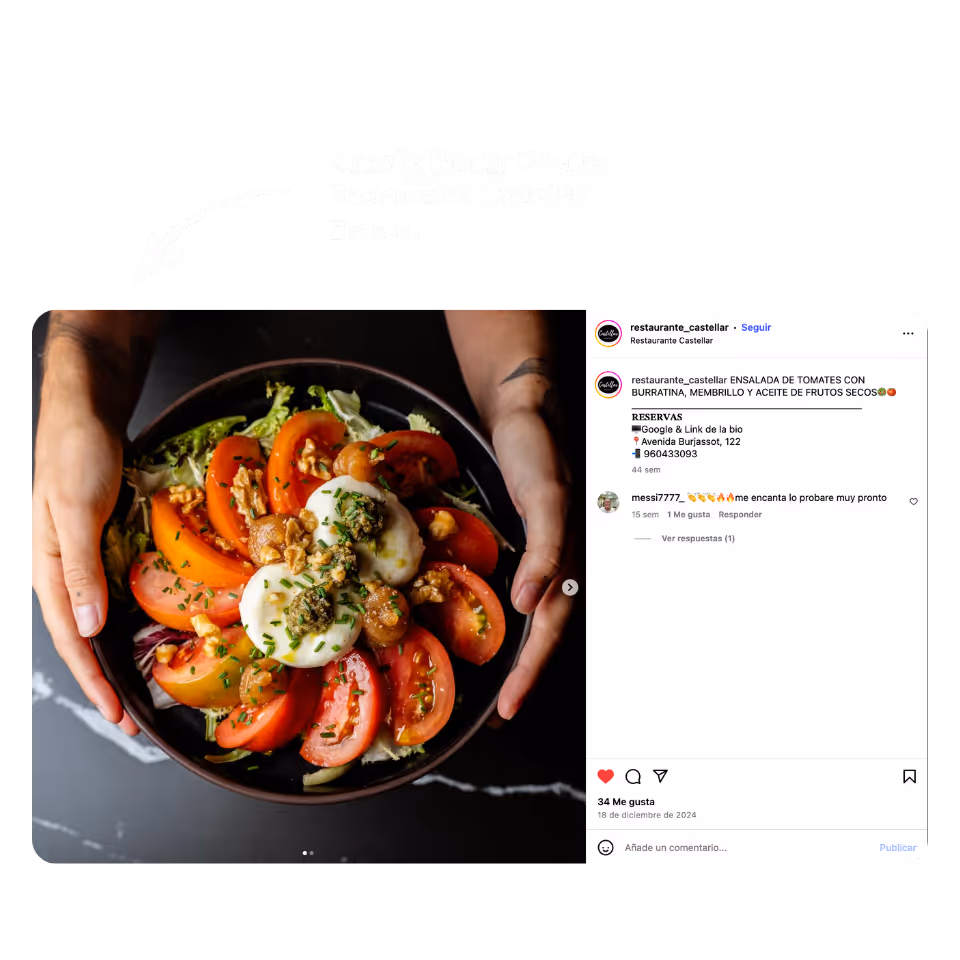 Manos sosteniendo un plato con ensalada de tomates, burratina, membrillo, nueces y hojas verdes.