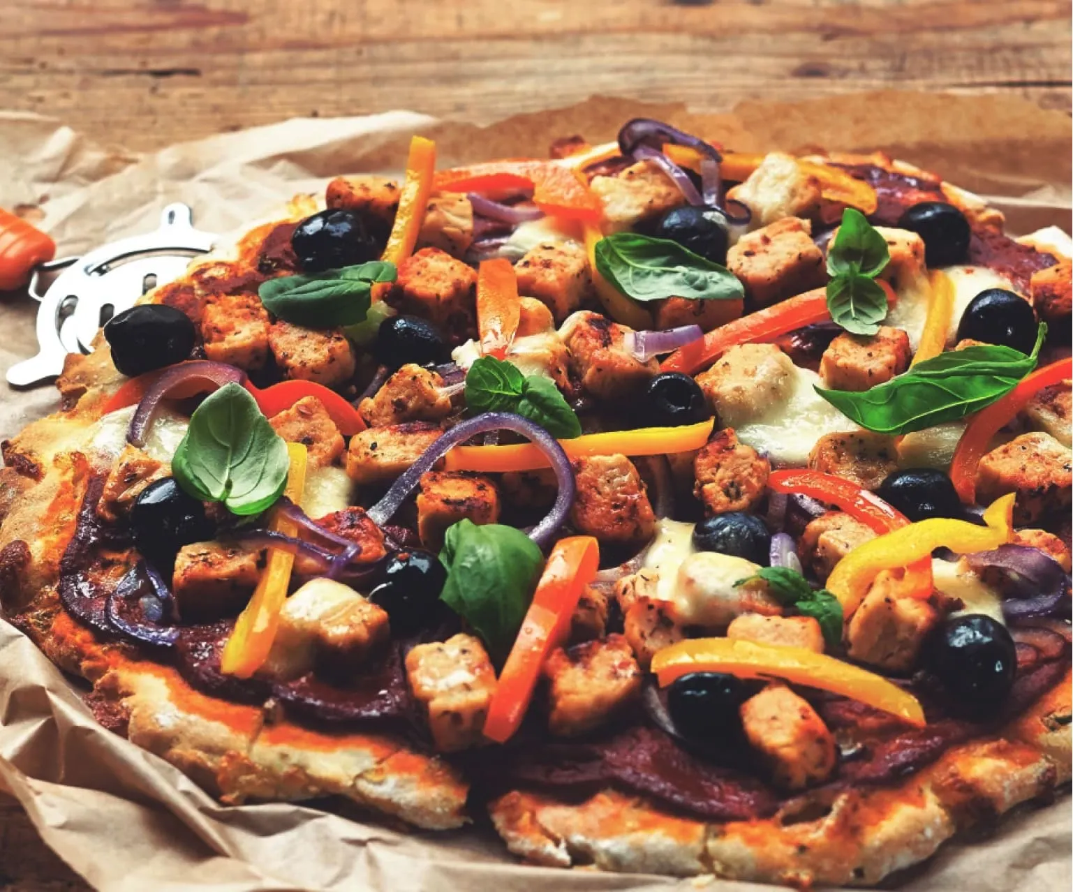 Italian pizza with chicken, onion and paprika