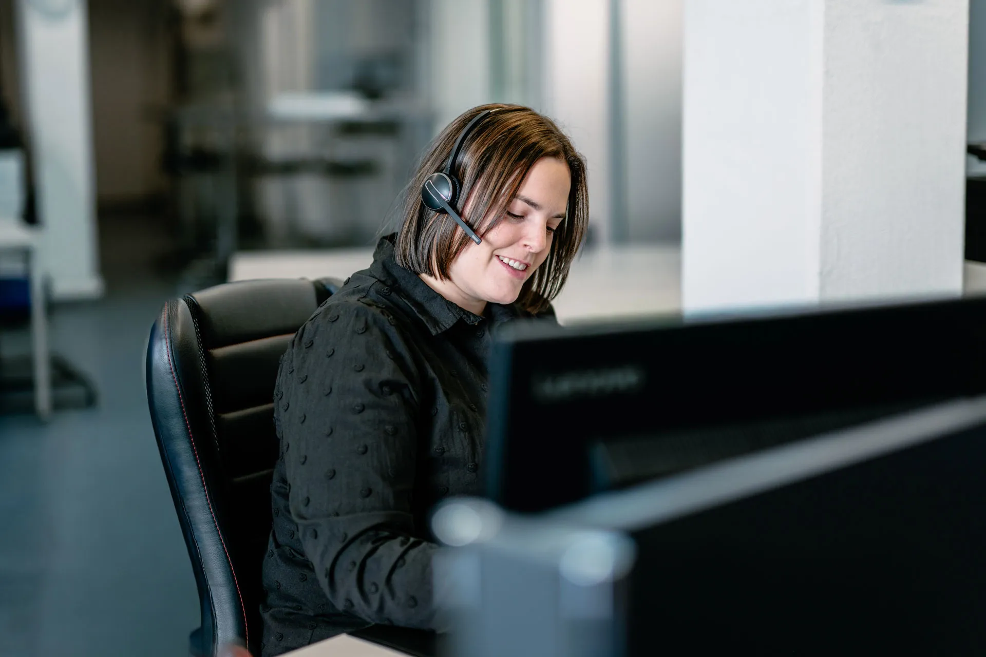 Mitarbeiter im Support arbeitet am Computer