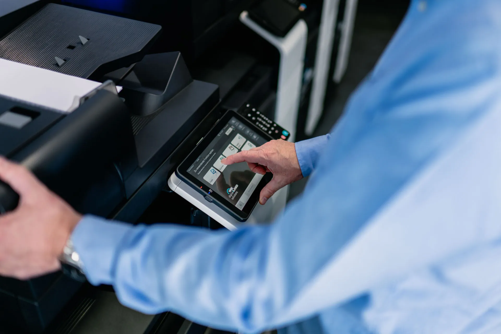 Mitarbeiter von verwendet einen Multifunktionsdrucker