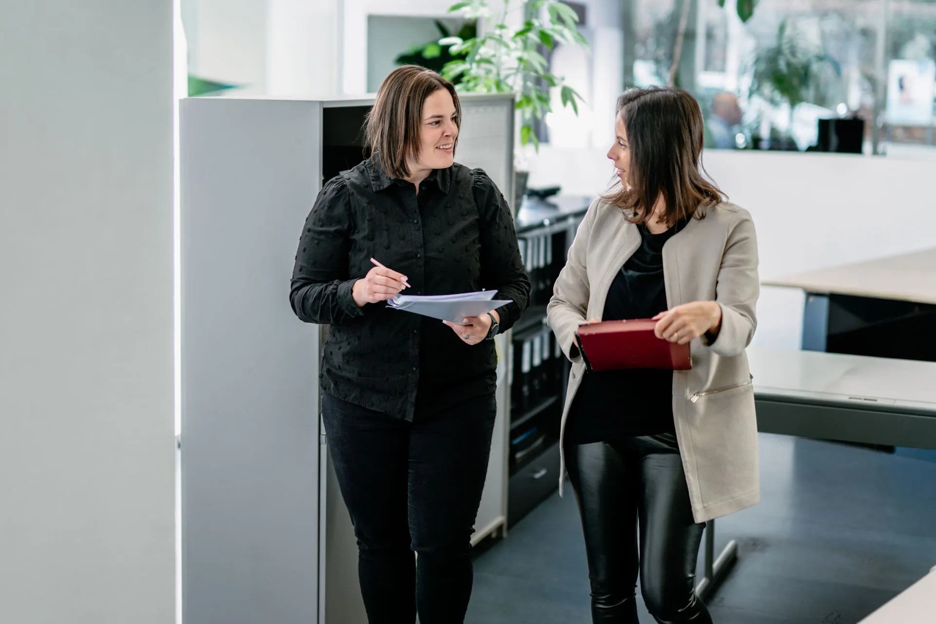 Gespräch zwischen zwei Mitarbeitern über Serviceverträge