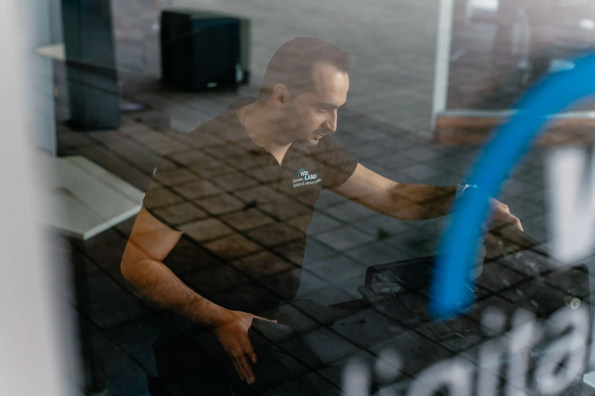 Mitarbeiter nutzt einen Drucker für Druck- und Scanprozesse