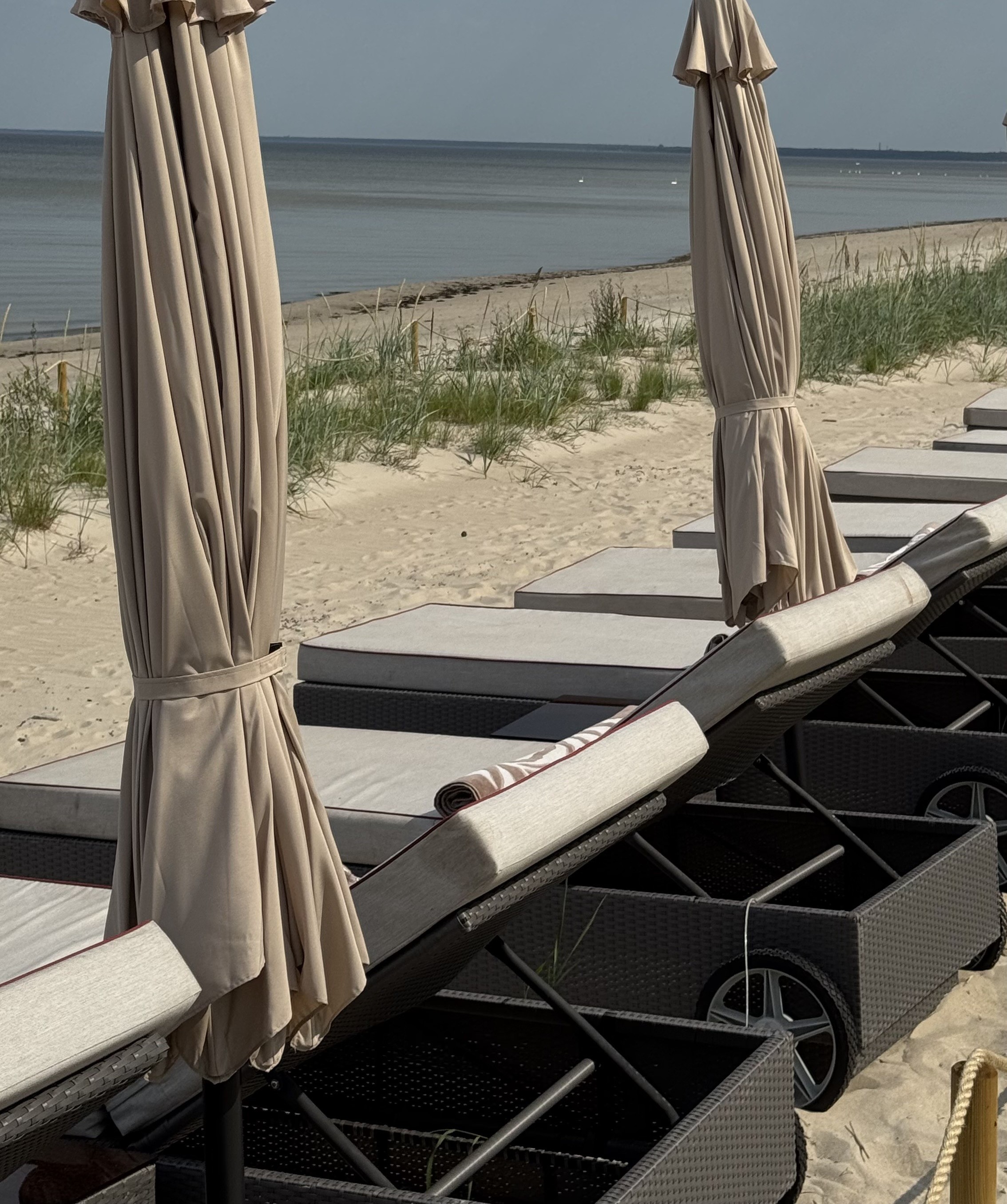 Beach sunbeds / zviļņi plaudmalē