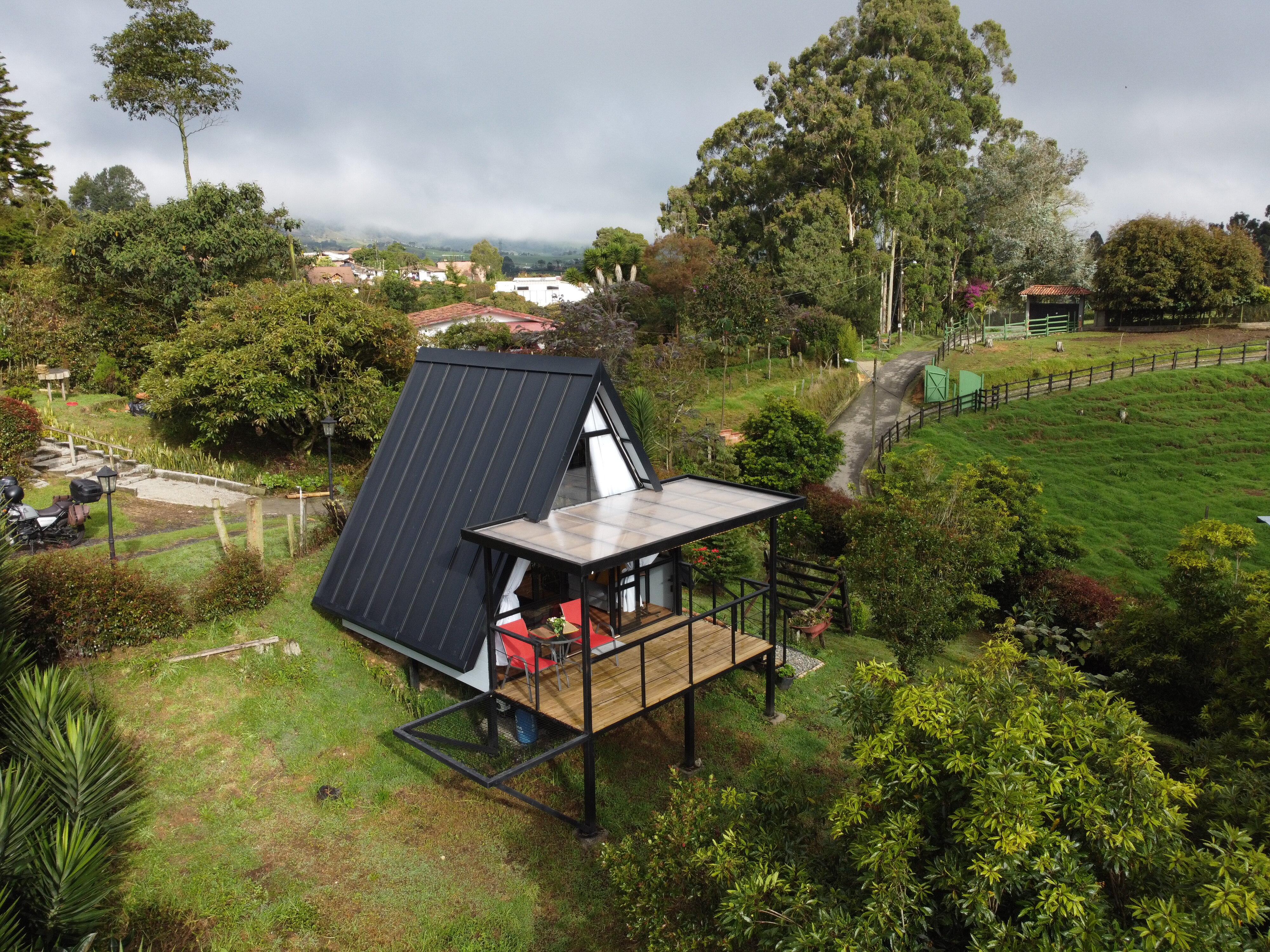 Casa tipo cabaña moderna con deck  en zona verde rural.