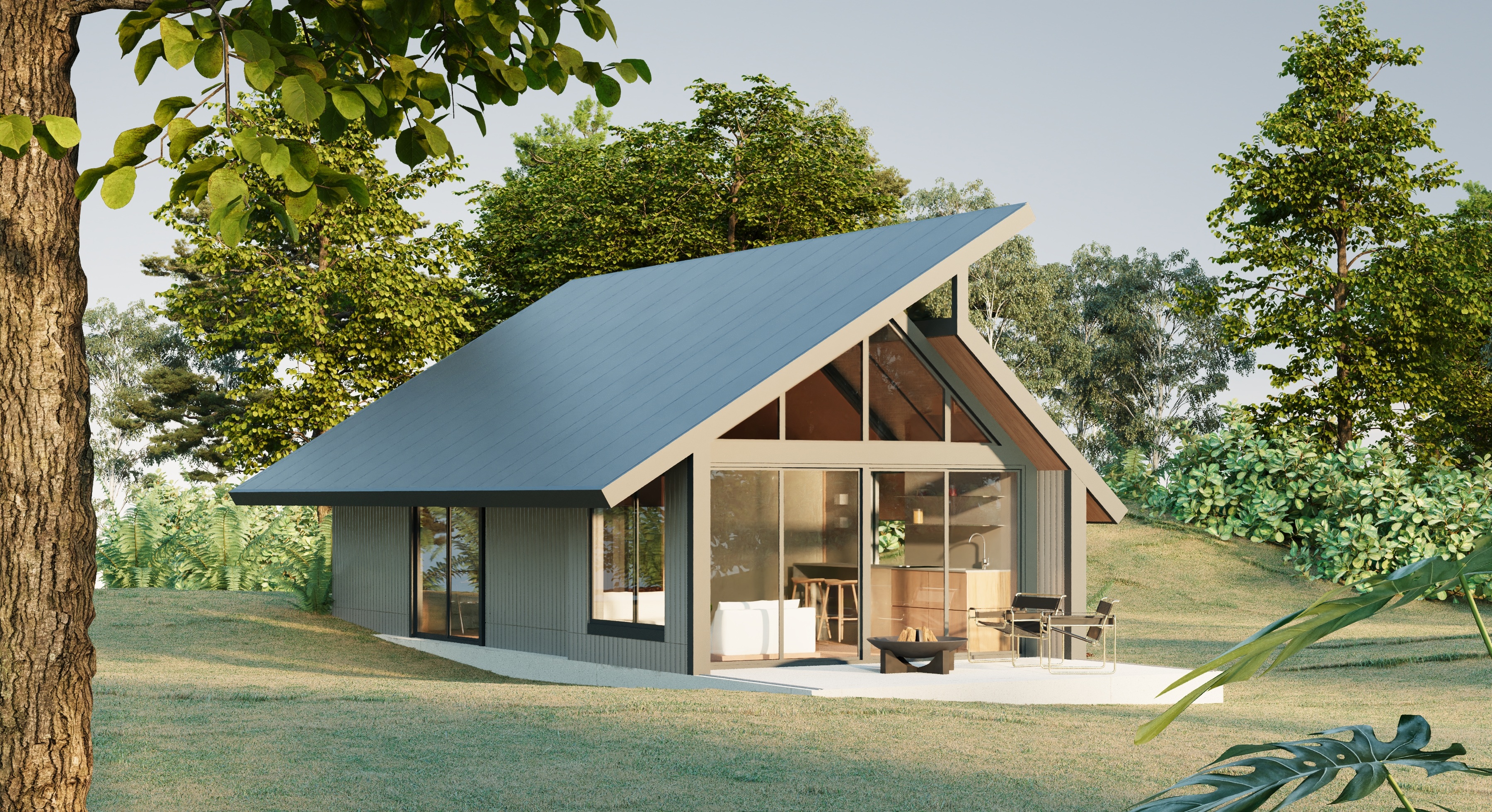 Casa moderna con techo a dos aguas y ventanales grandes rodeada de árboles y césped.
