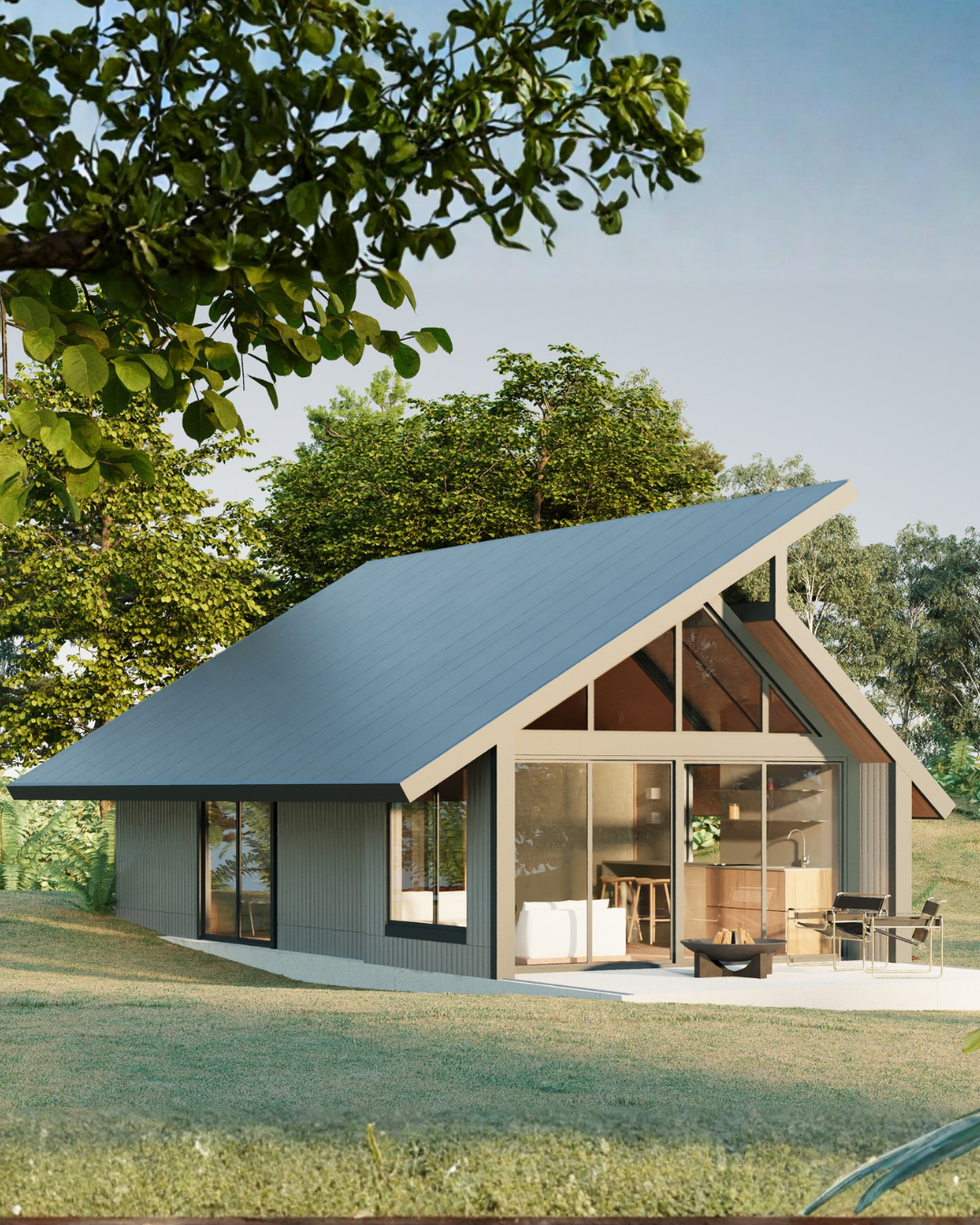 Casa moderna con techo inclinado grande, paredes grises y grandes ventanales en un entorno natural verde.