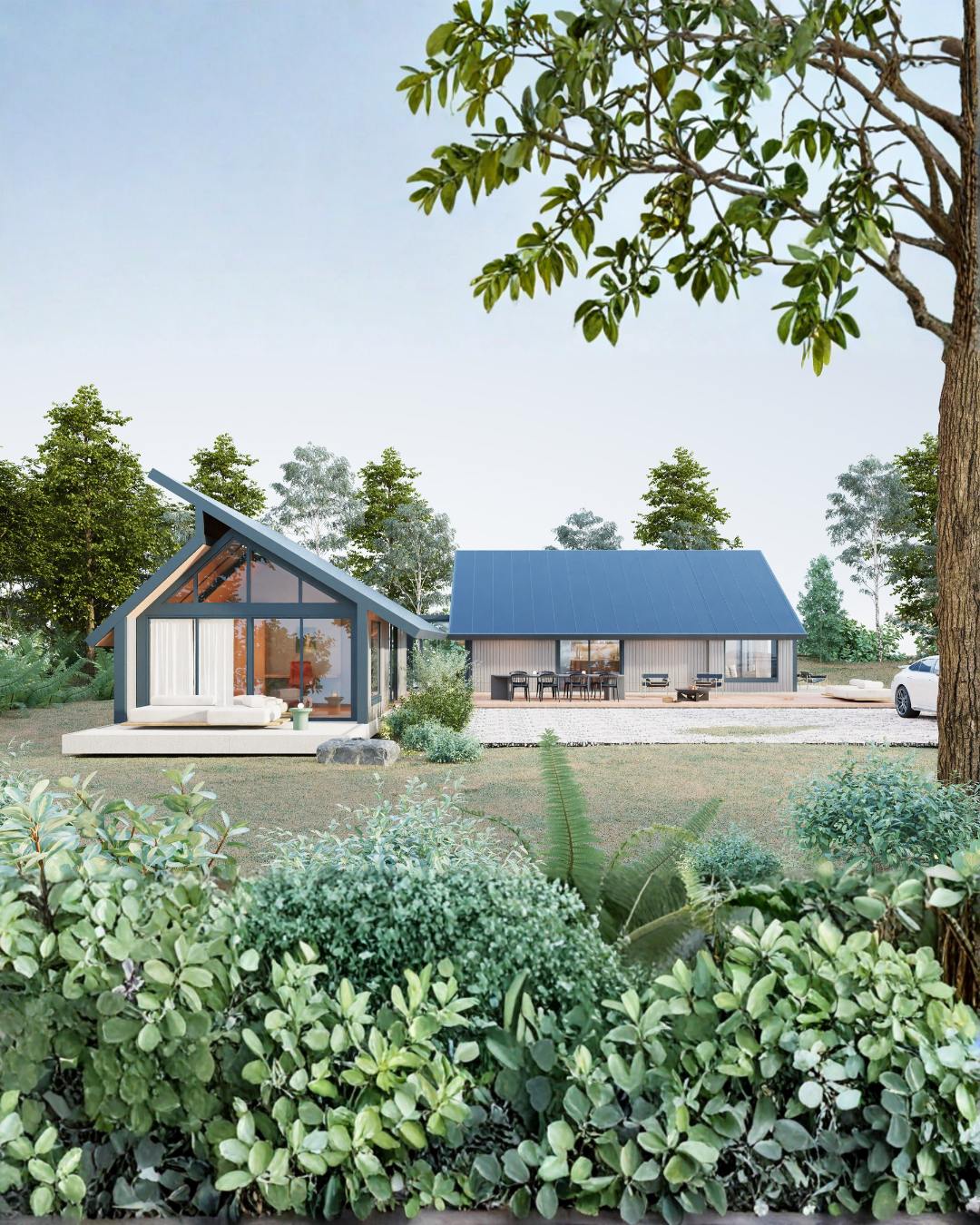 Casa moderna con techo azul y grandes ventanales rodeada de árboles y césped verde.