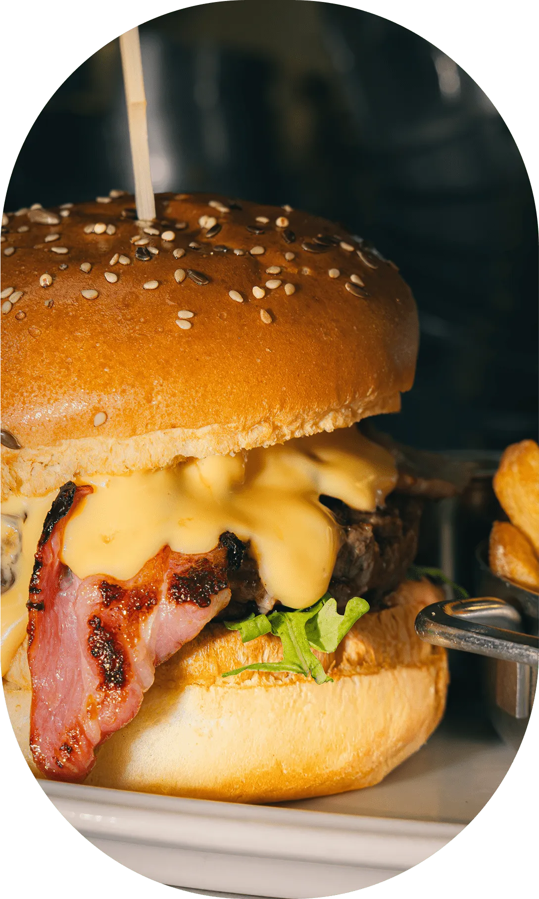 Burger maison du Café Blanc avec bacon et fromage fondant