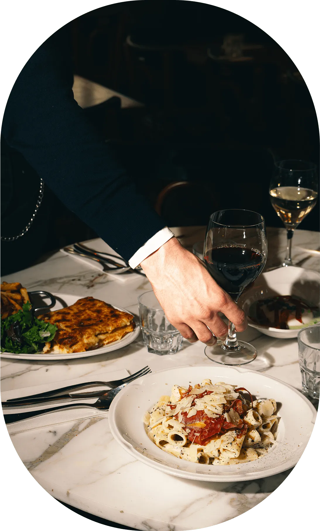 Serveur servant un plat chaud dans la salle du Café Blanc