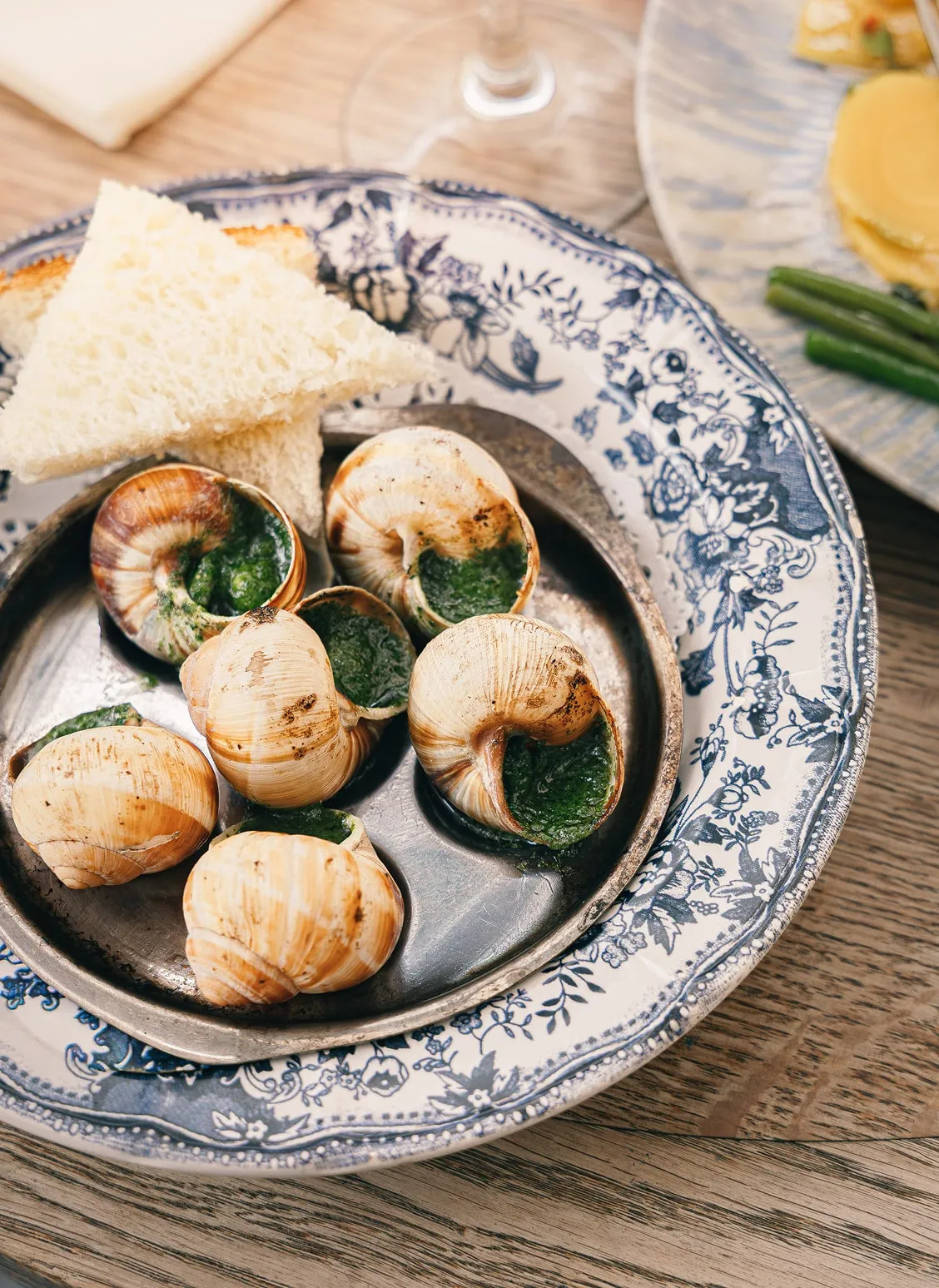 Assiette d’escargots à la bourguignonne servie au Café Blanc