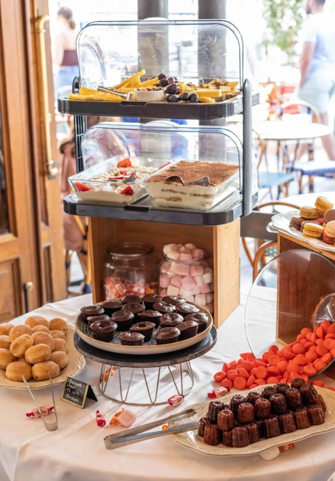 Buffet de desserts et pâtisseries pour le brunch du Café Blanc
