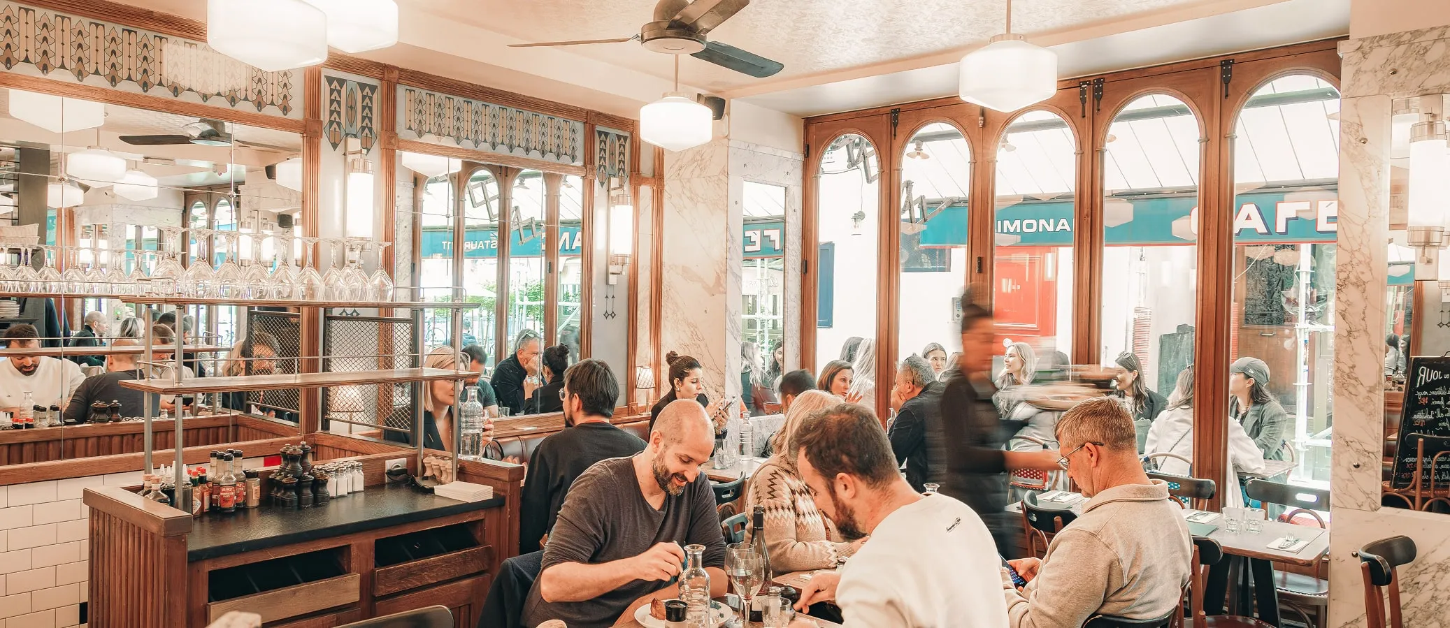 Ambiance du Café Blanc, brasserie lumineuse et conviviale