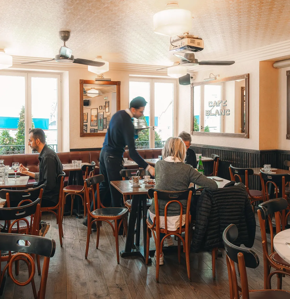 Salle du Café Blanc remplie de clients à l’heure du déjeuner