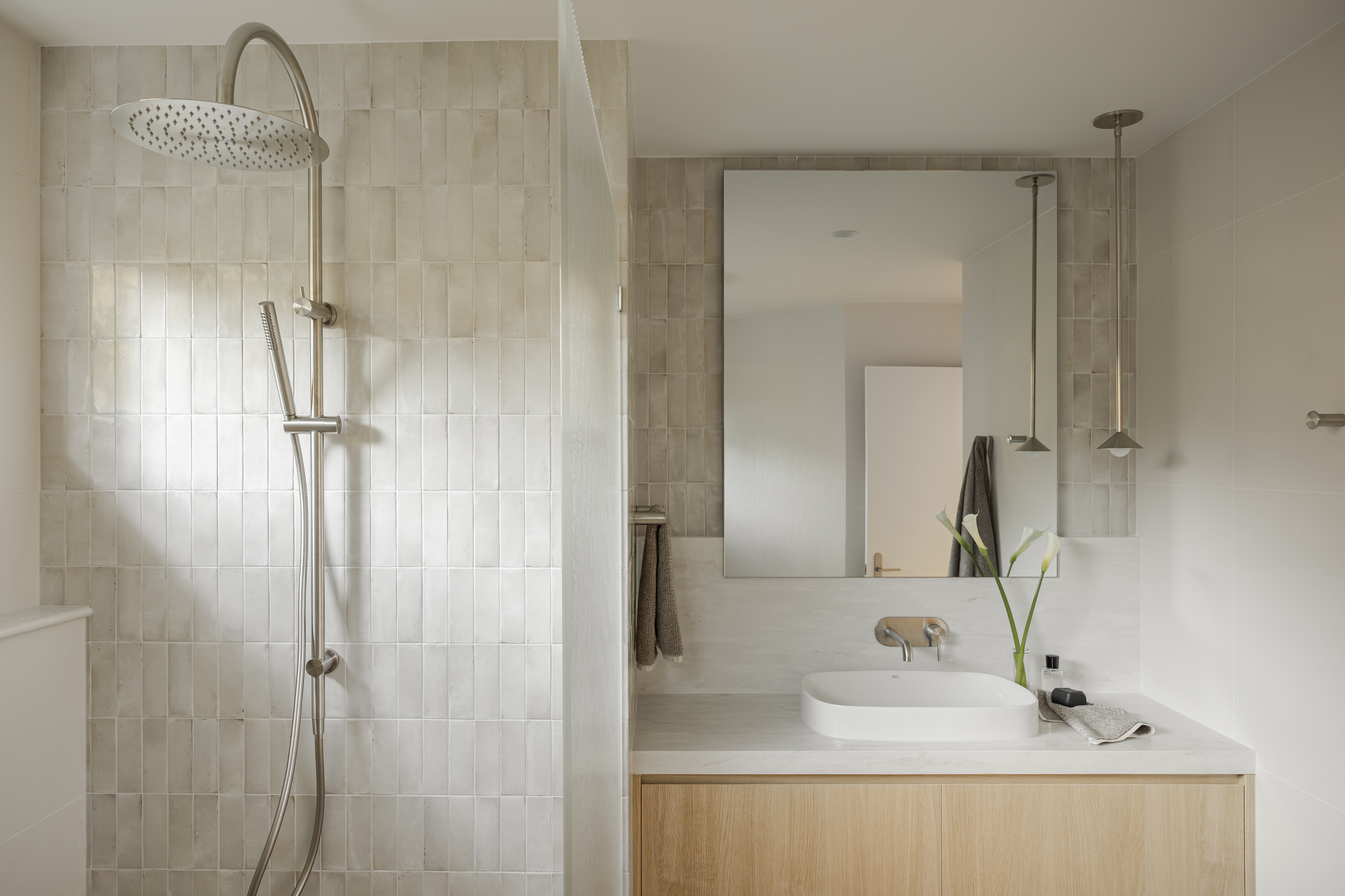 Ensuite bathroom with natural stone tiling, Edgar Bennett renovation in Noosa Heads by Pearl Interiors