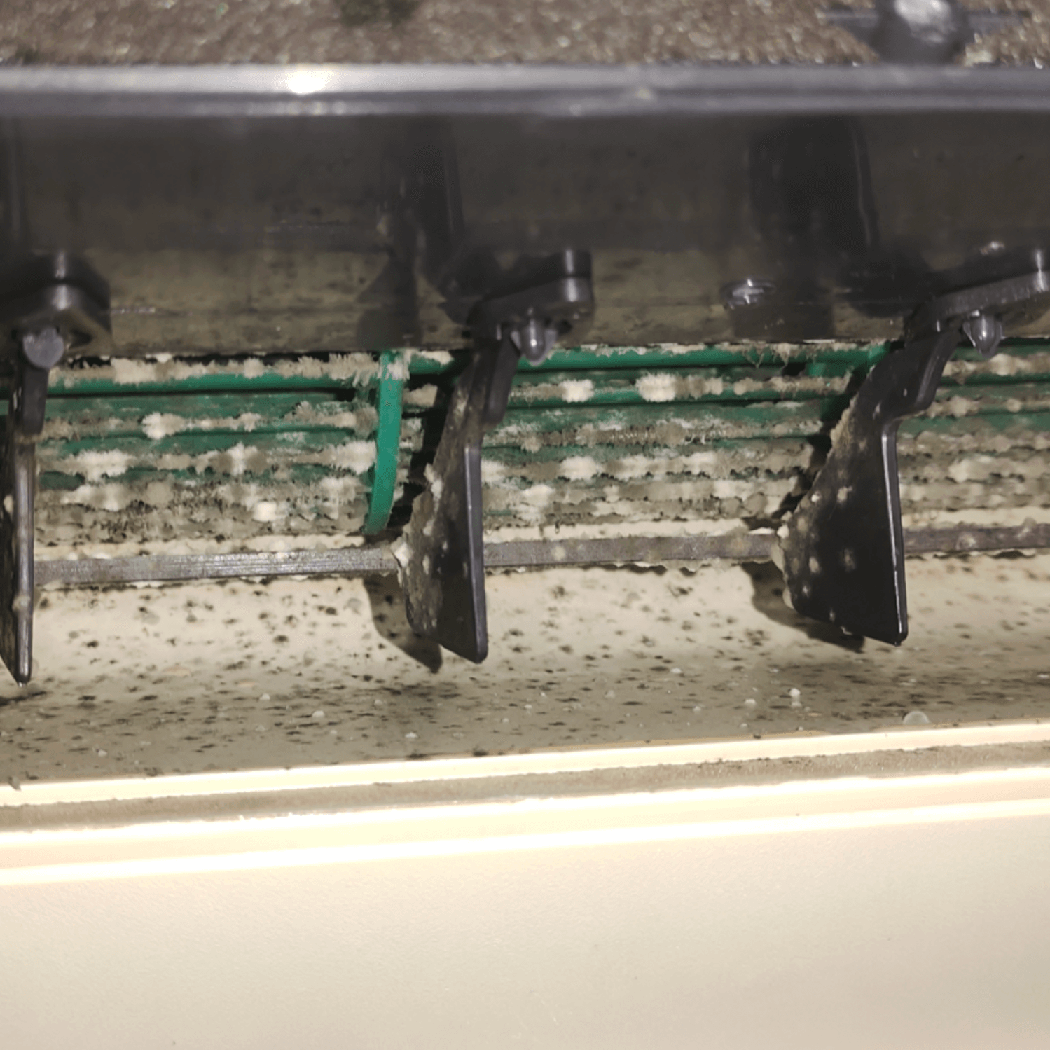 Грязный кондиционер изнутри чистка кондиционера Airfixer