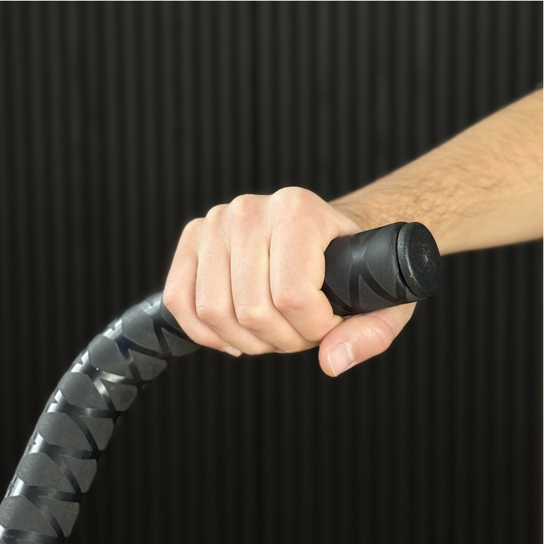 Eine Hand am Griff des neurotrim Geräts
