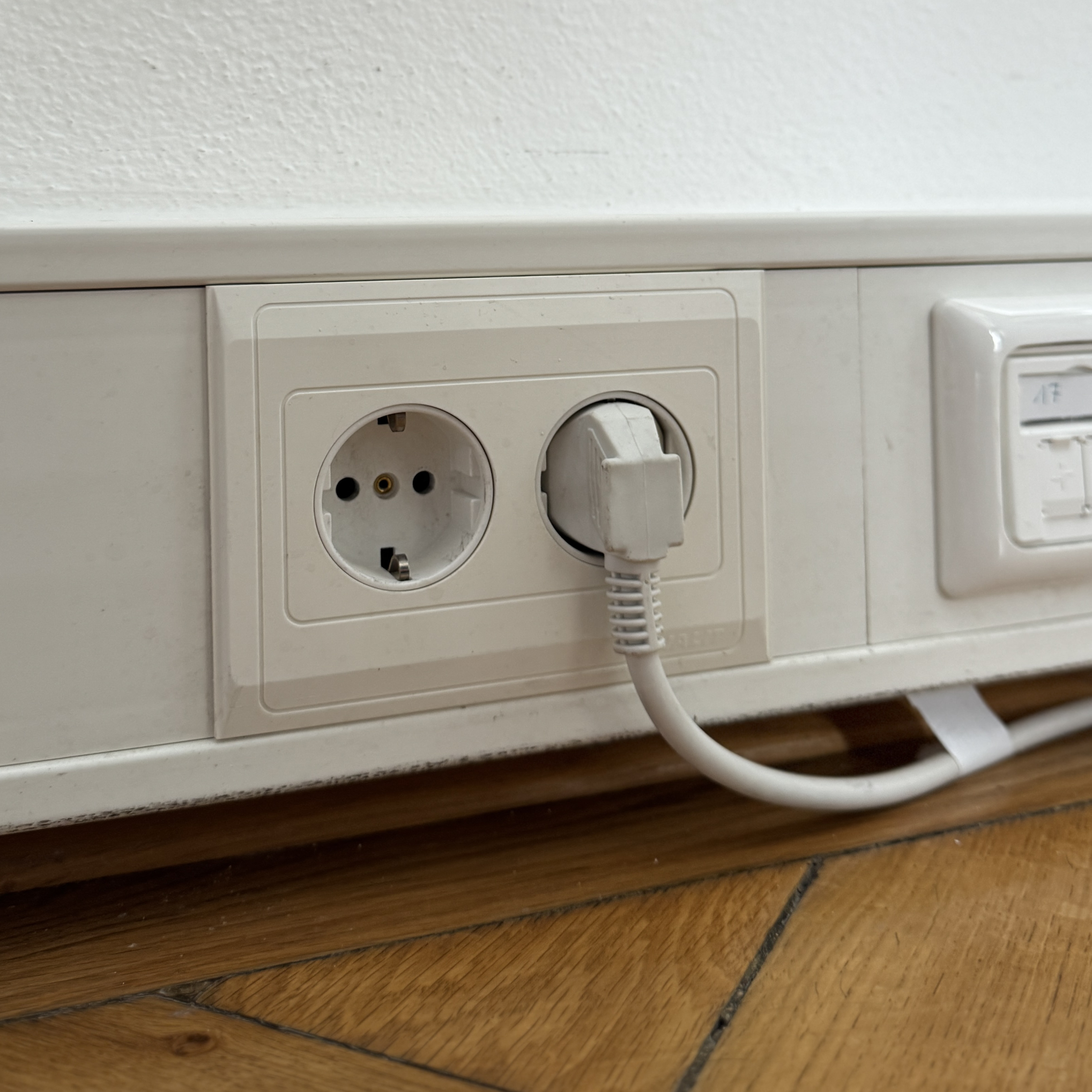 Eine Steckdose in welcher ein Kabel steckt