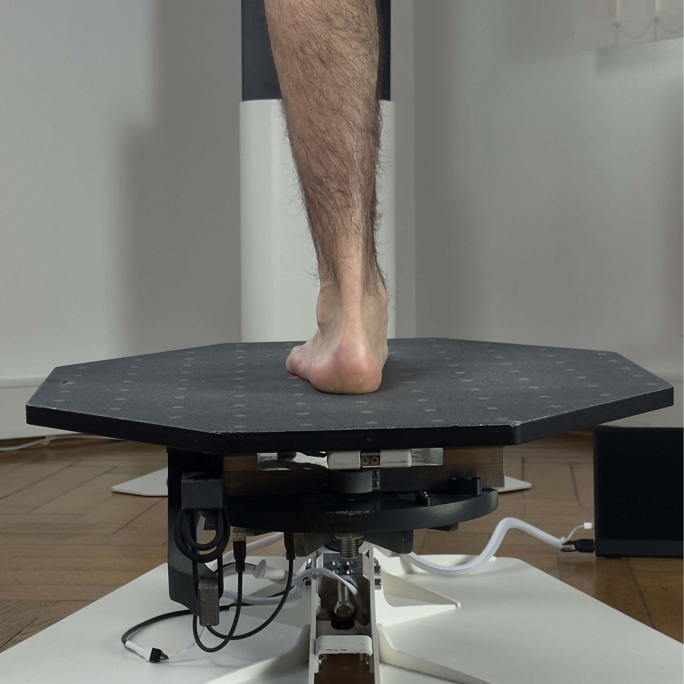 Ein Fuß auf der Wippe des neurotrim Geräts.