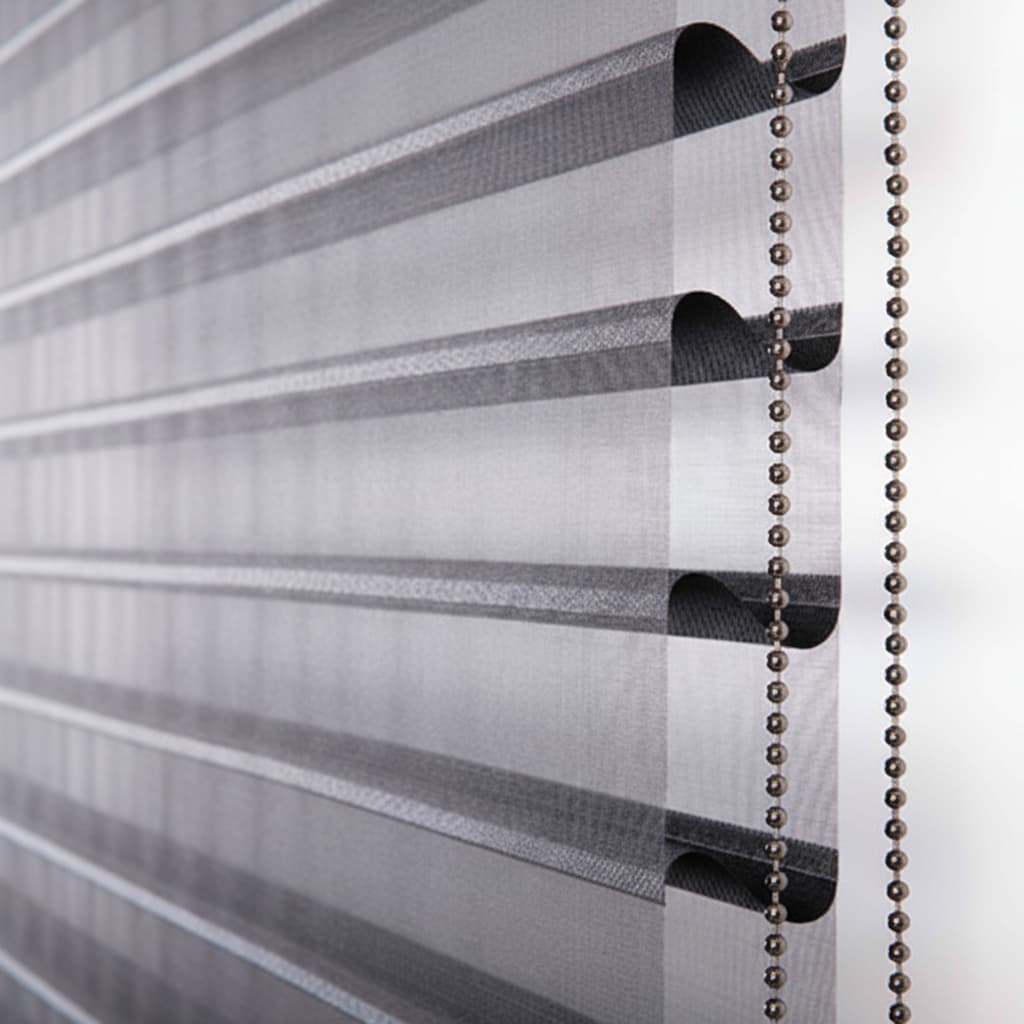 Stoffen jaloezieën met geweven structuur en kettingbediening in elegant interieur.