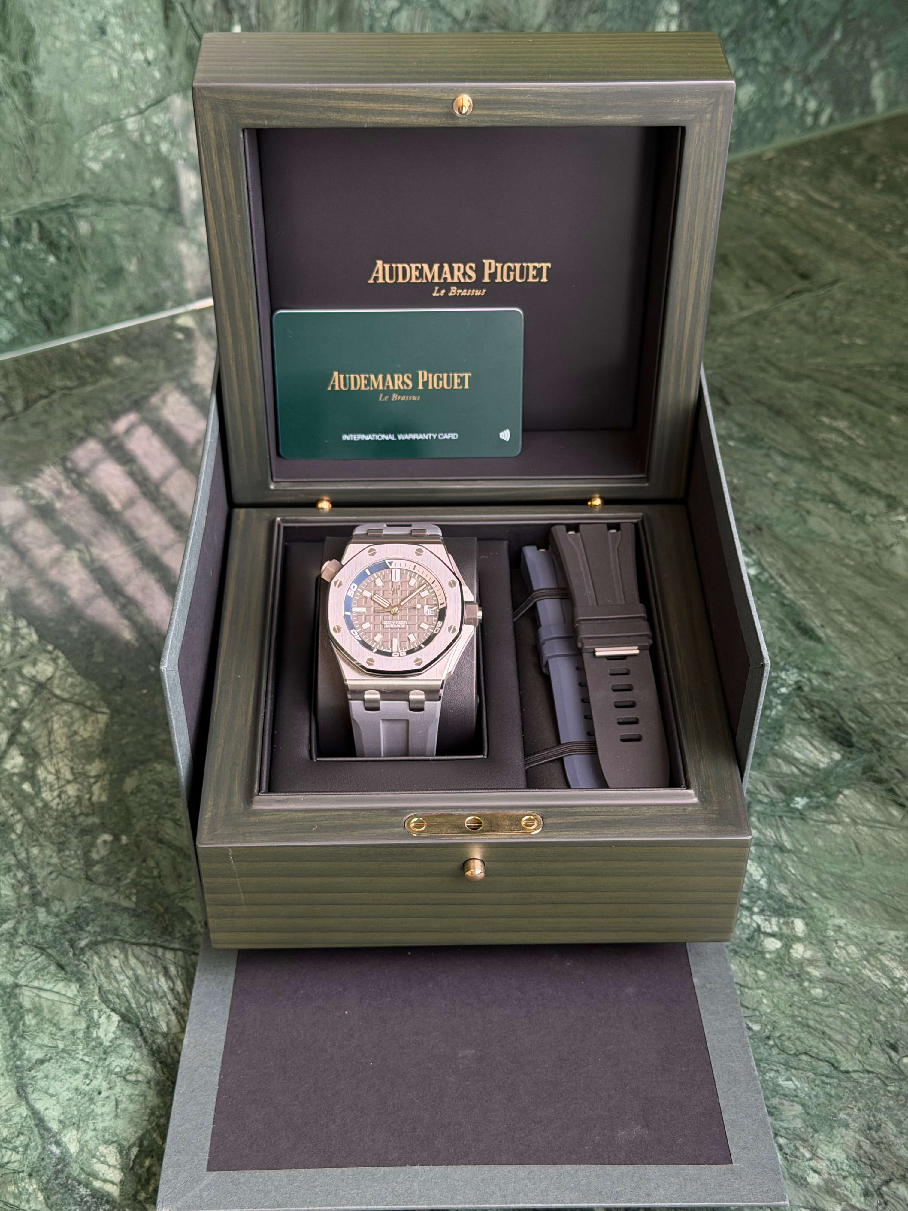 Watchrr - Authentic luxury watch