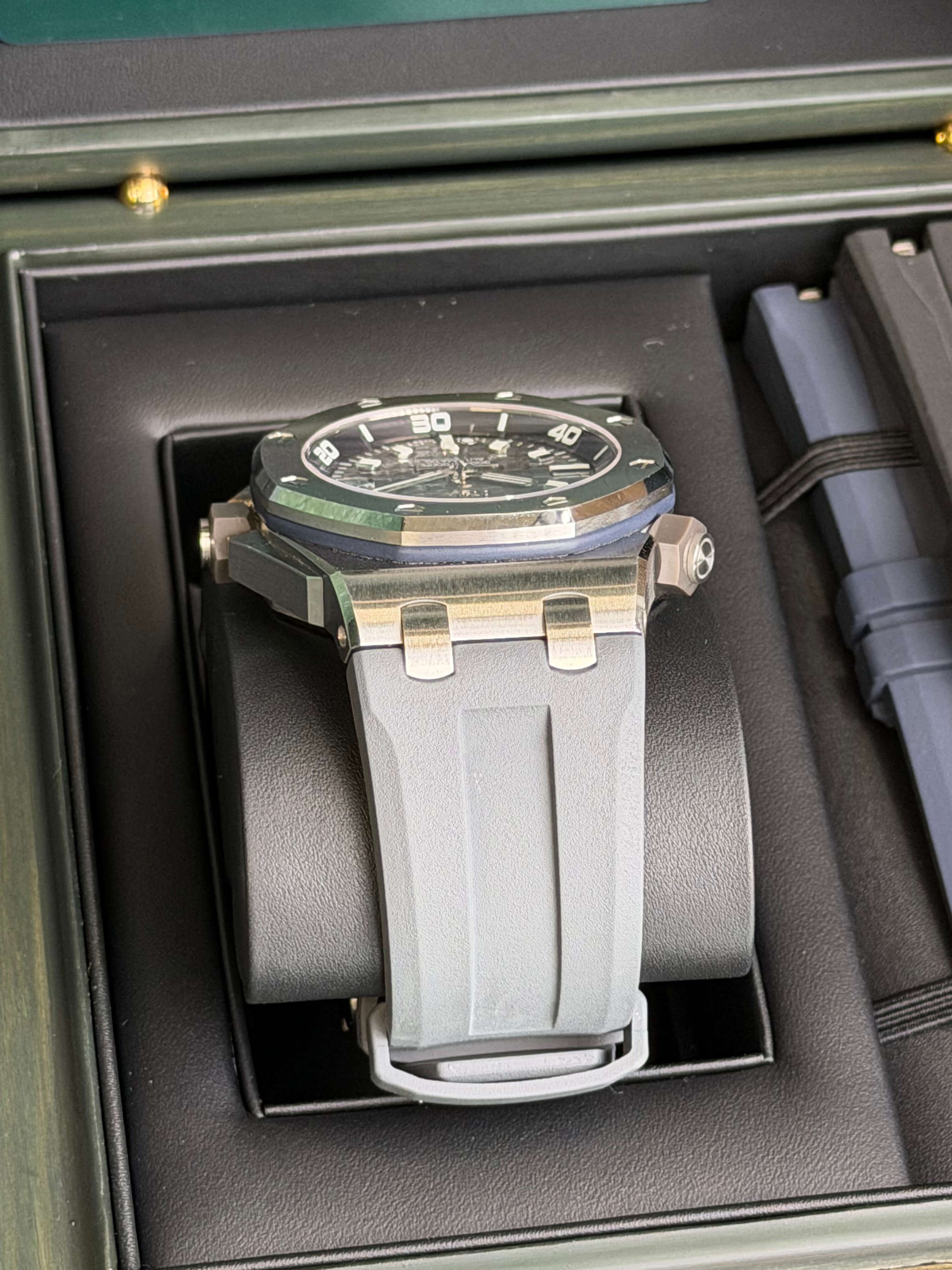 Watchrr - Authentic luxury watch