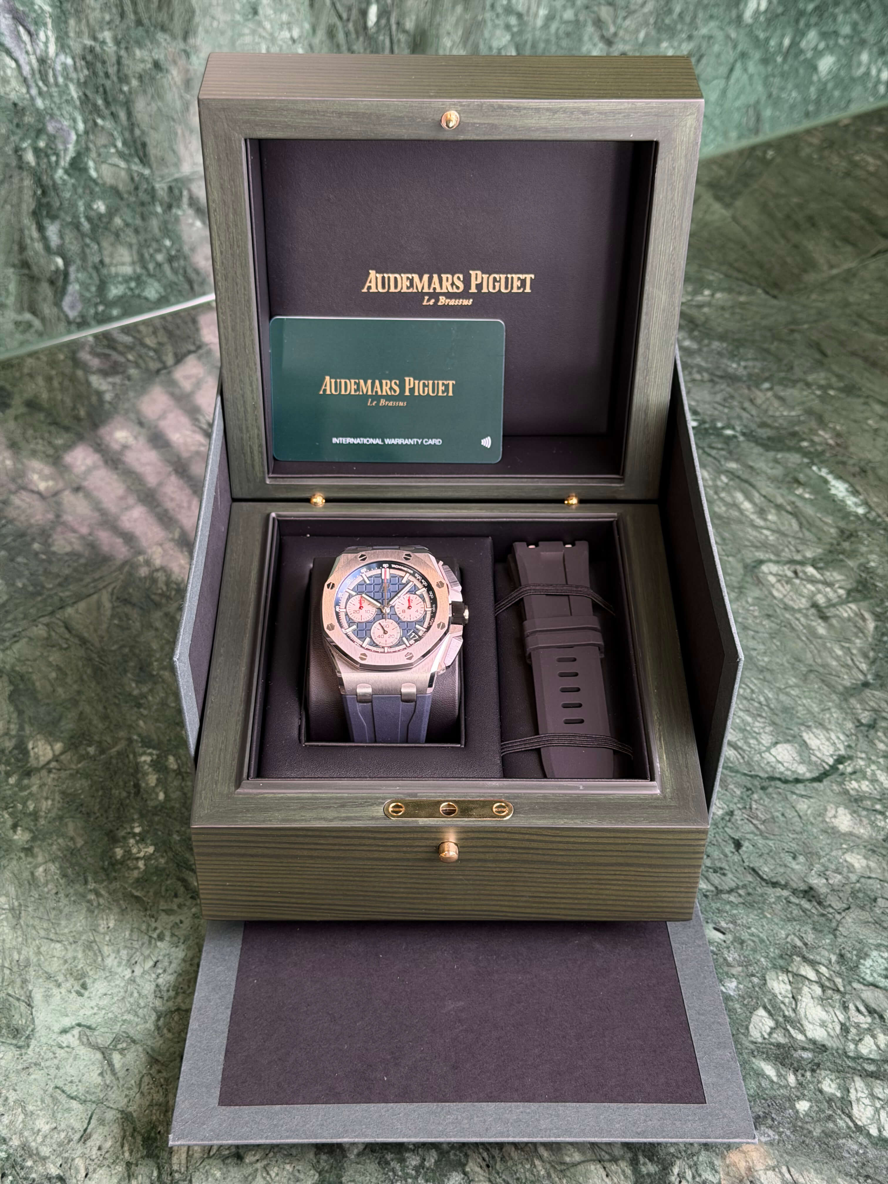 Watchrr - Authentic luxury watch