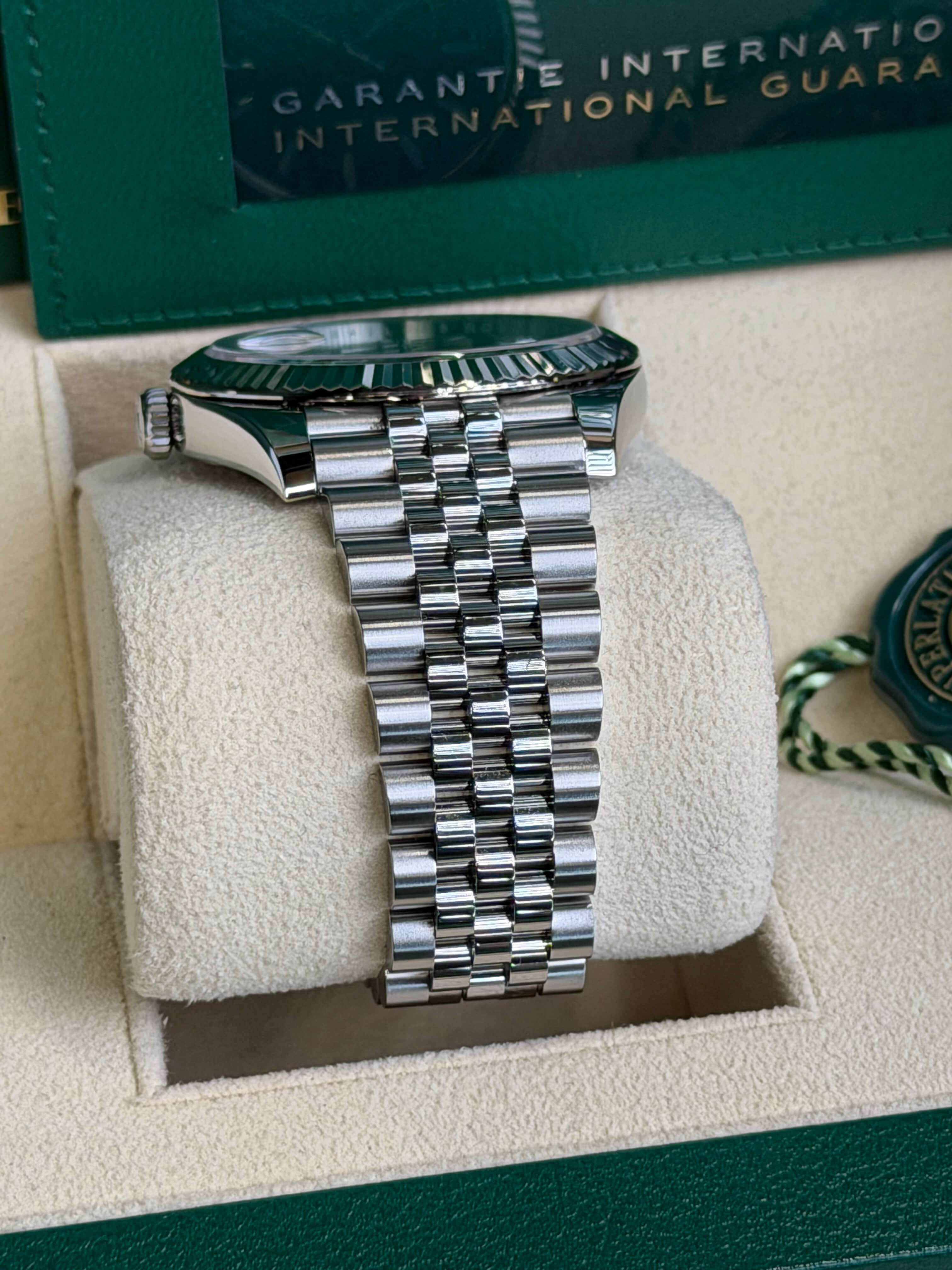 Watchrr - Authentic luxury watch