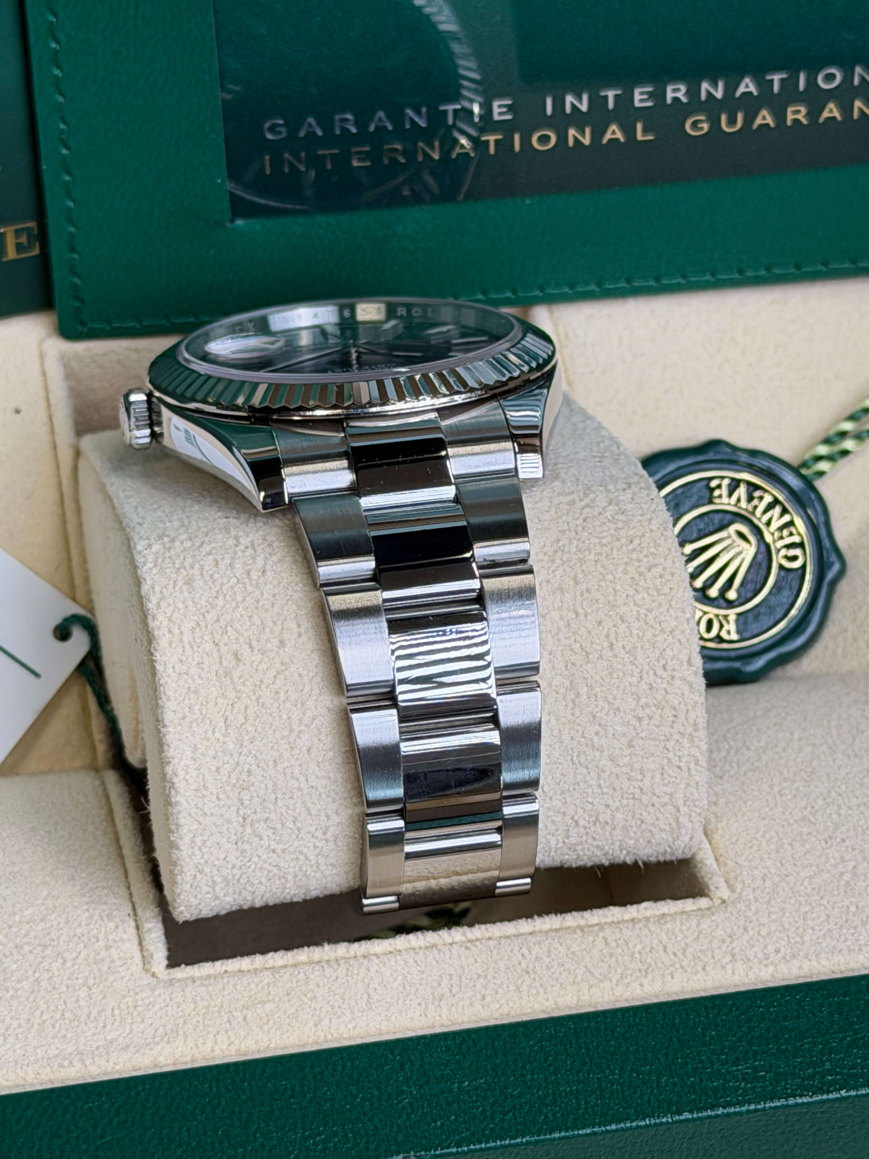 Watchrr - Authentic luxury watch