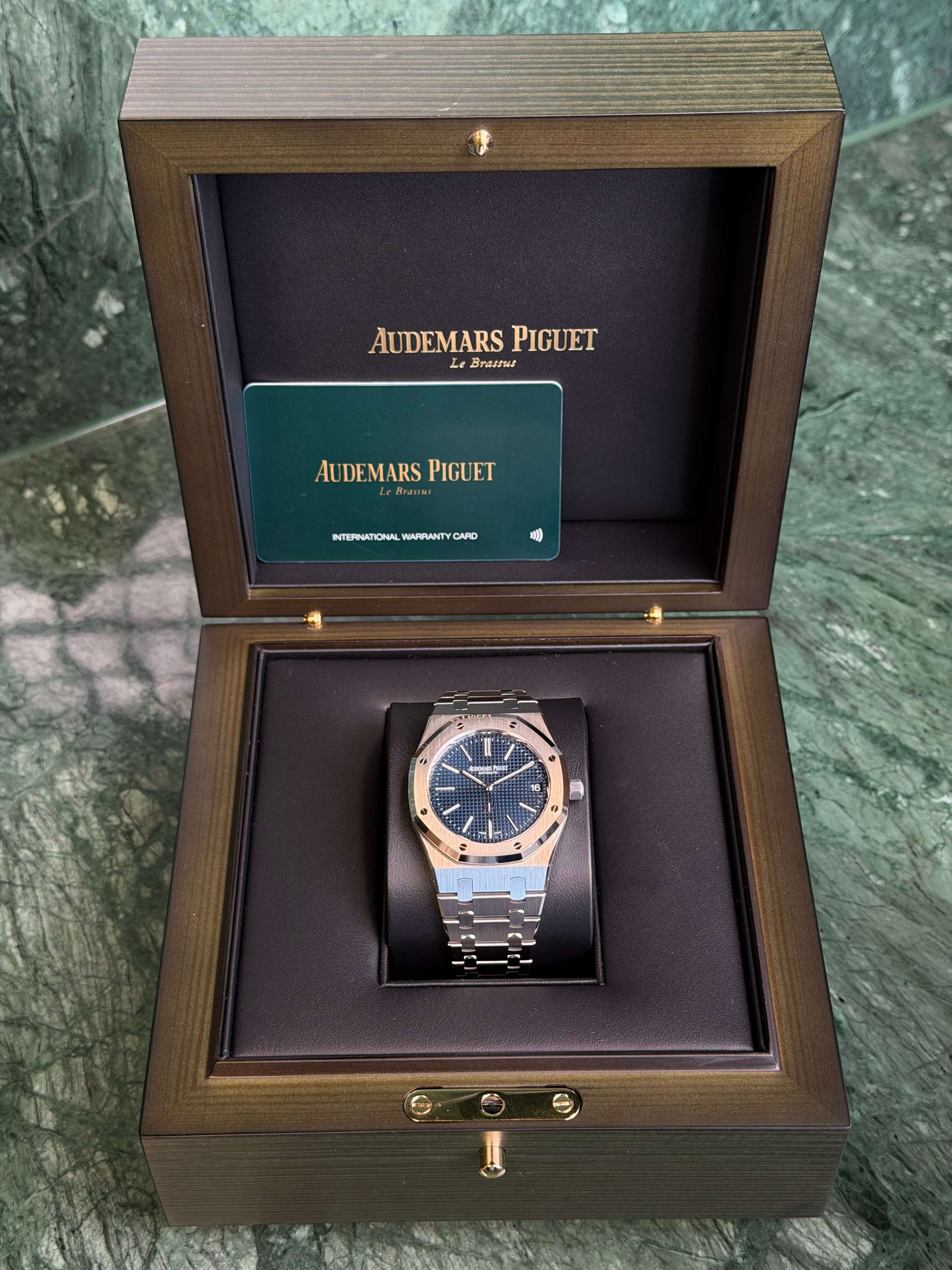 Watchrr - Authentic luxury watch