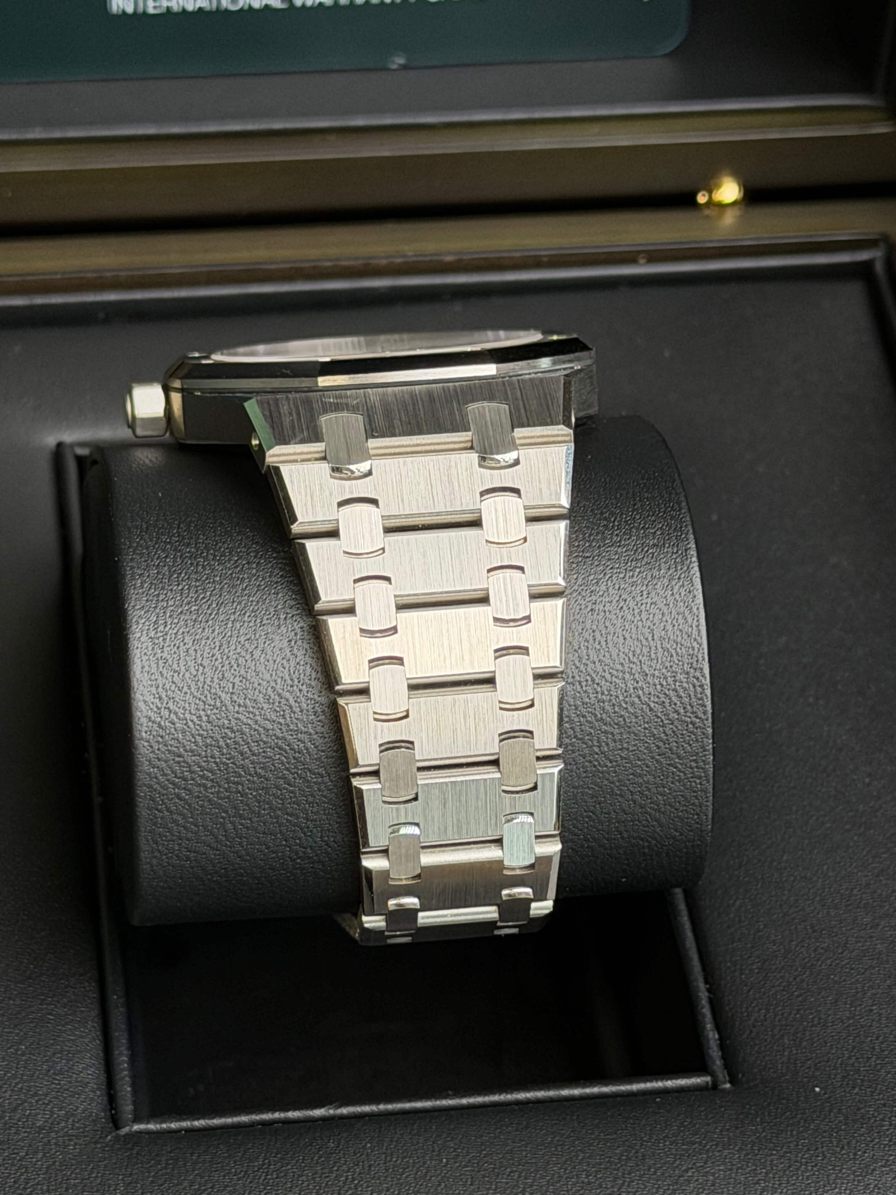 Watchrr - Authentic luxury watch