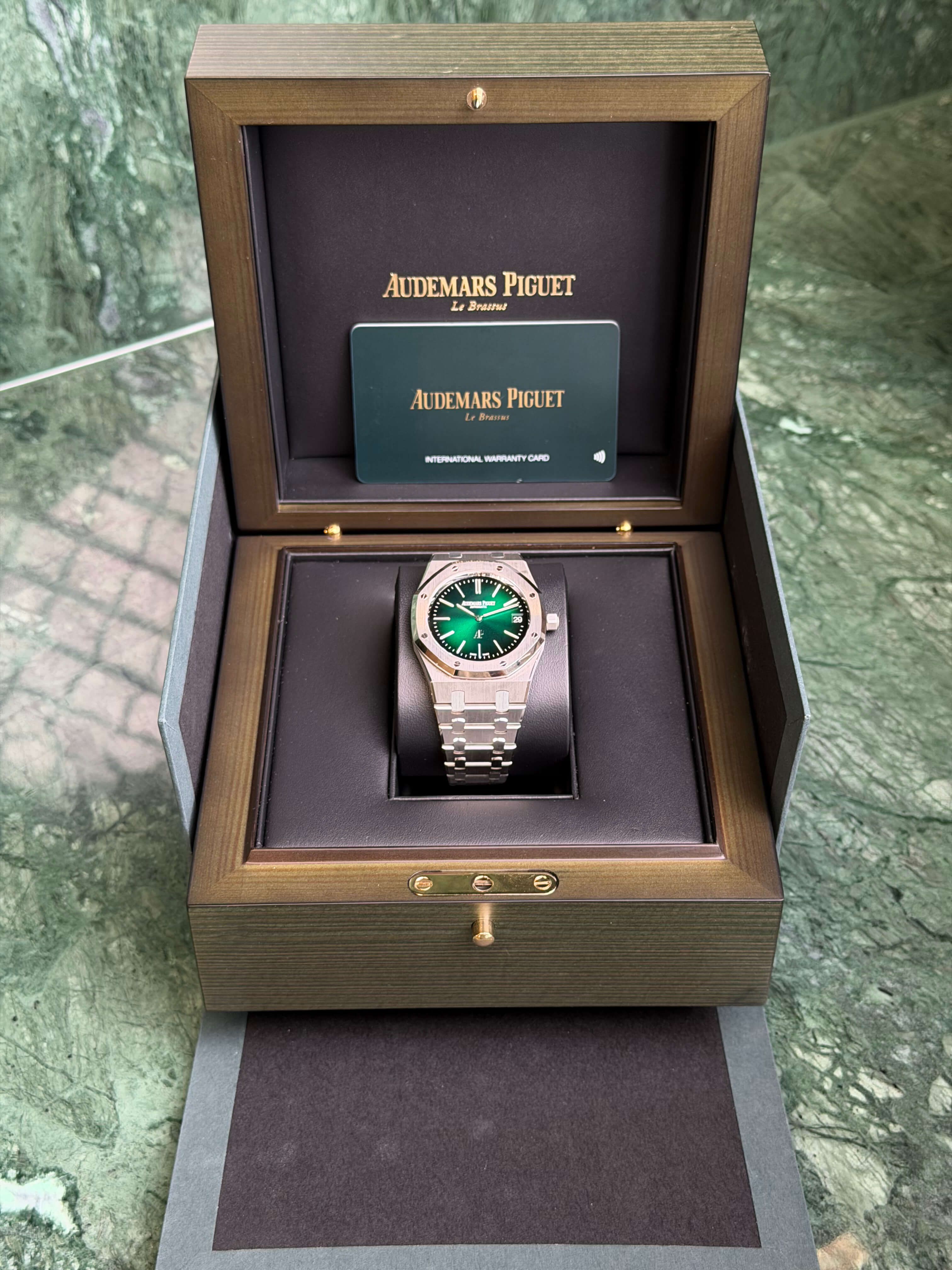 Watchrr - Authentic luxury watch