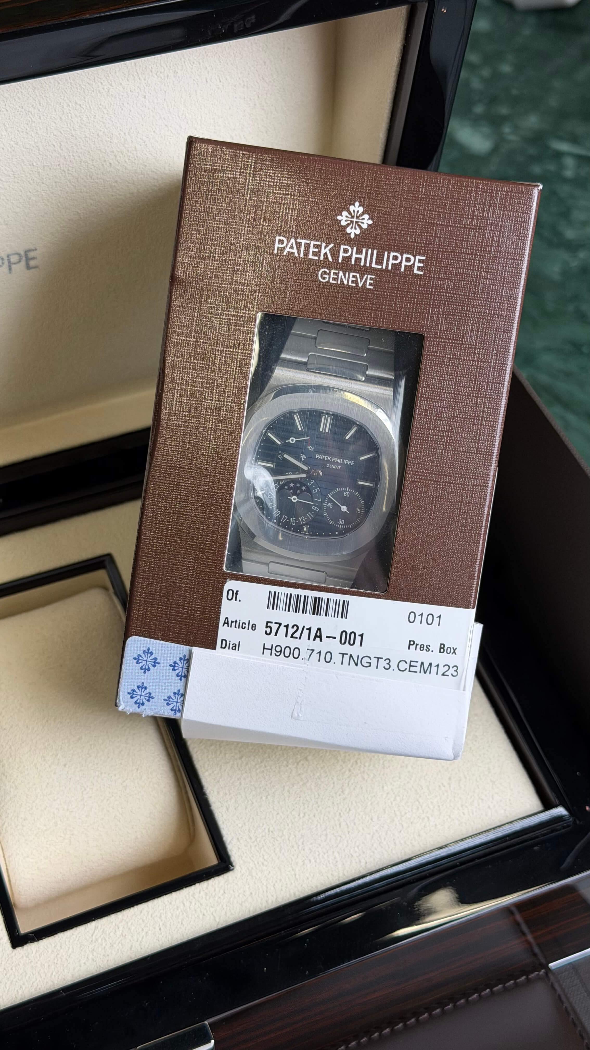 Patek Philippe 5712 Nautilus DOUBLE SEALED 2022 Full set Original Receipt