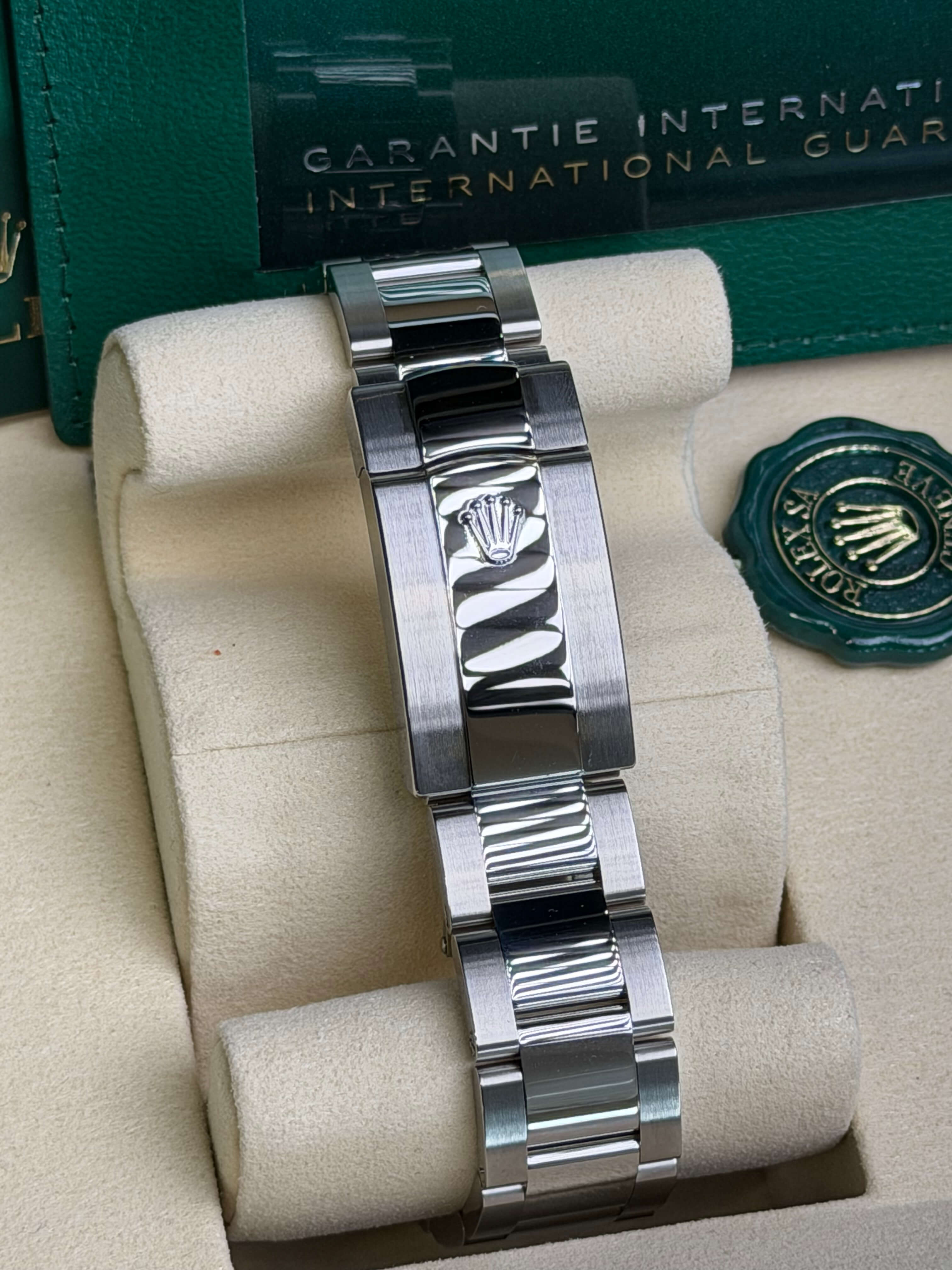 Watchrr - Authentic luxury watch