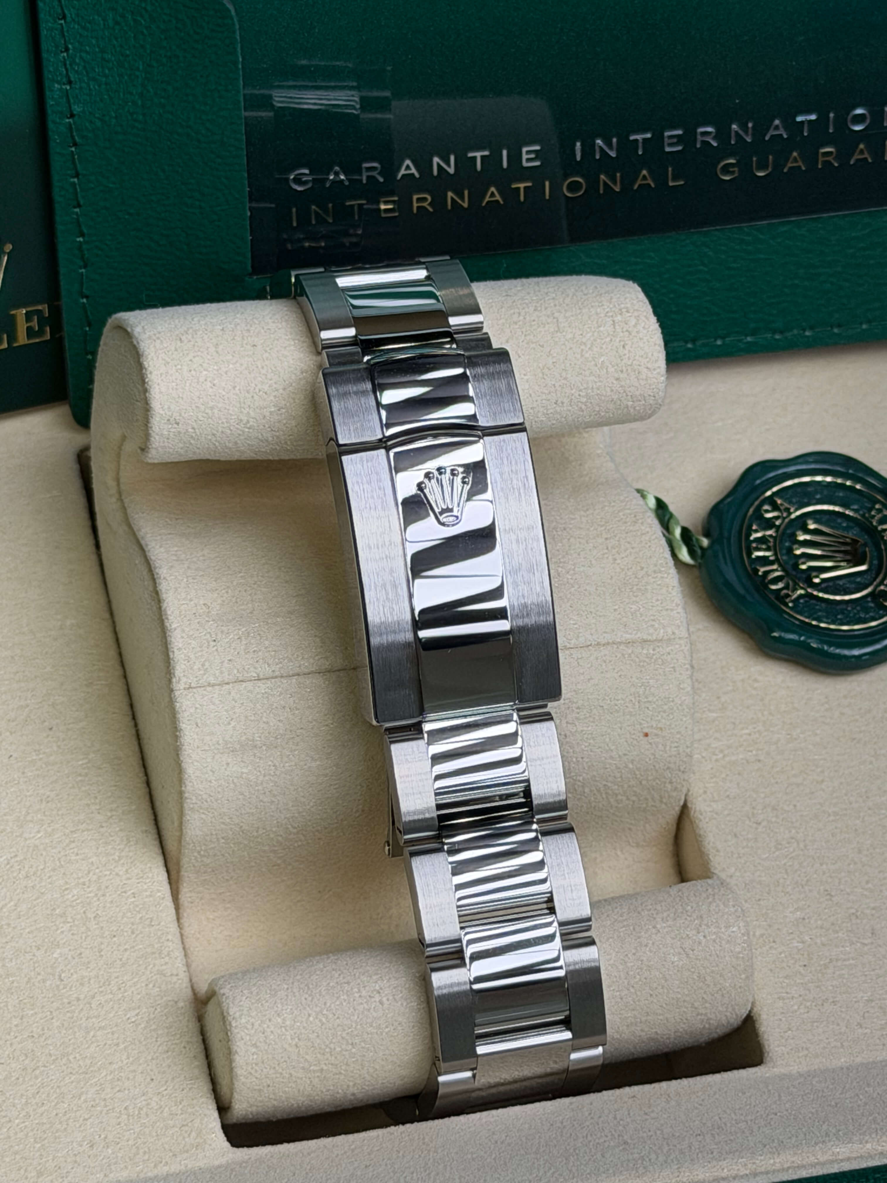 Watchrr - Authentic luxury watch