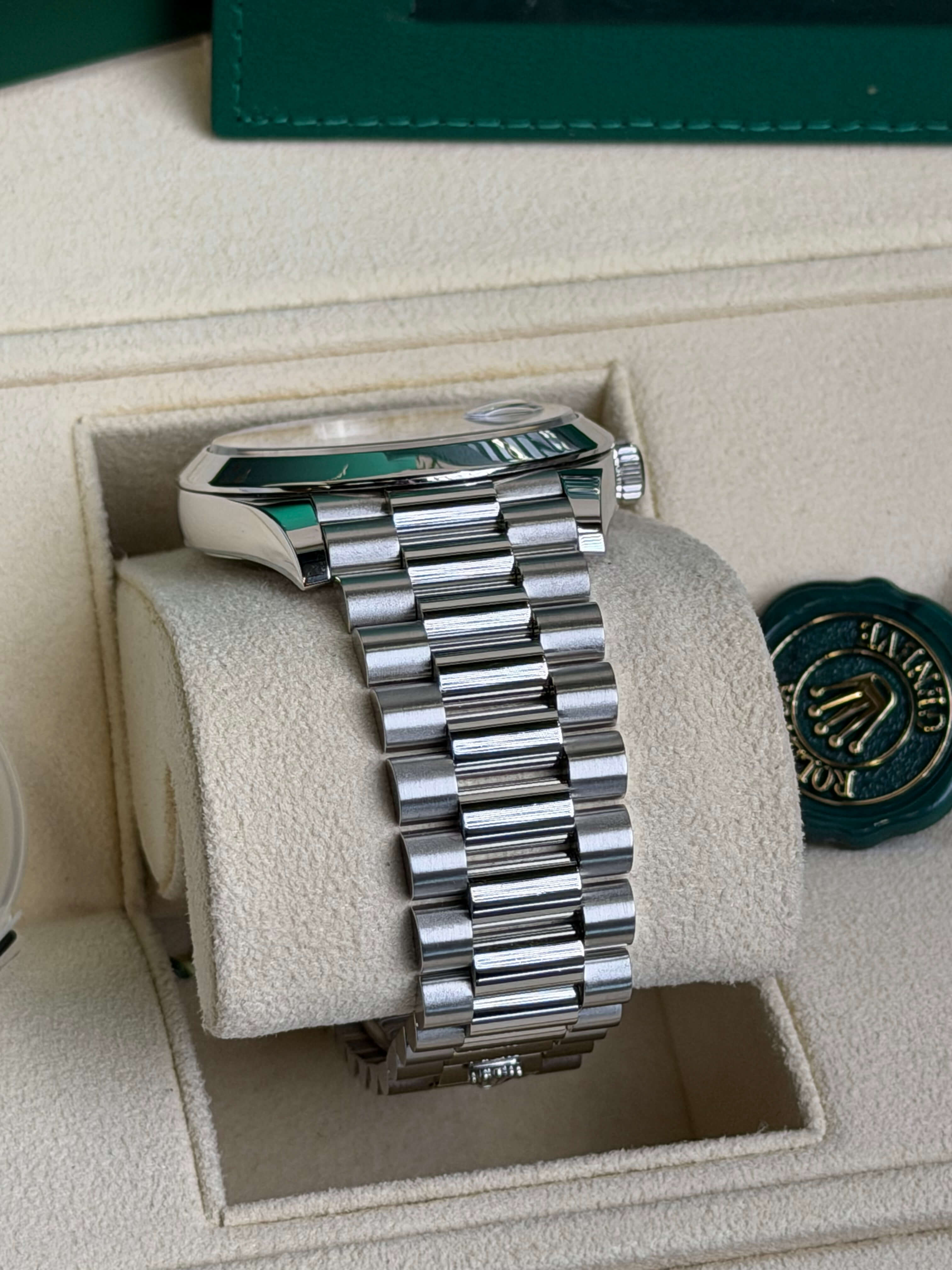 Watchrr - Authentic luxury watch