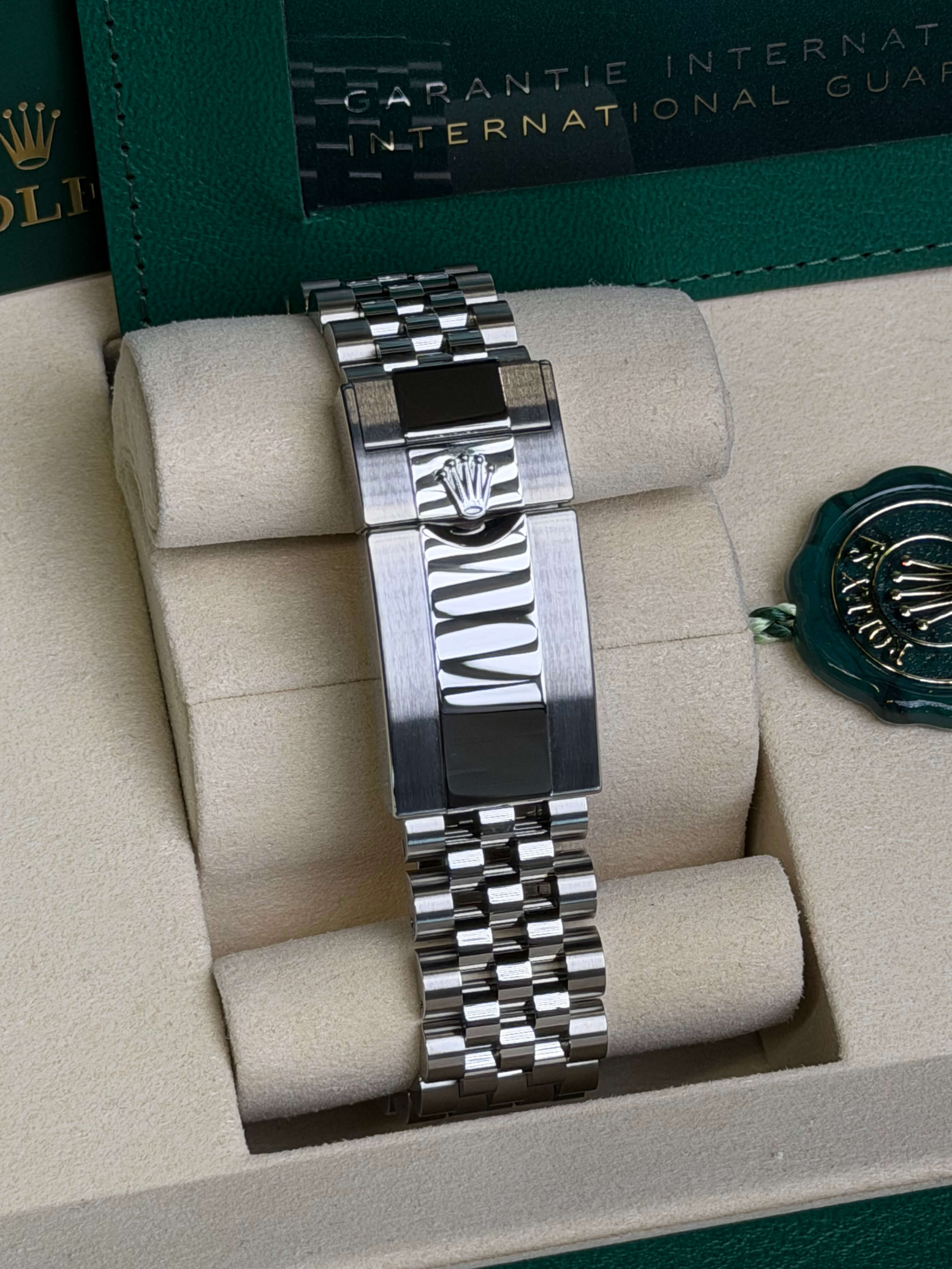 Watchrr - Authentic luxury watch