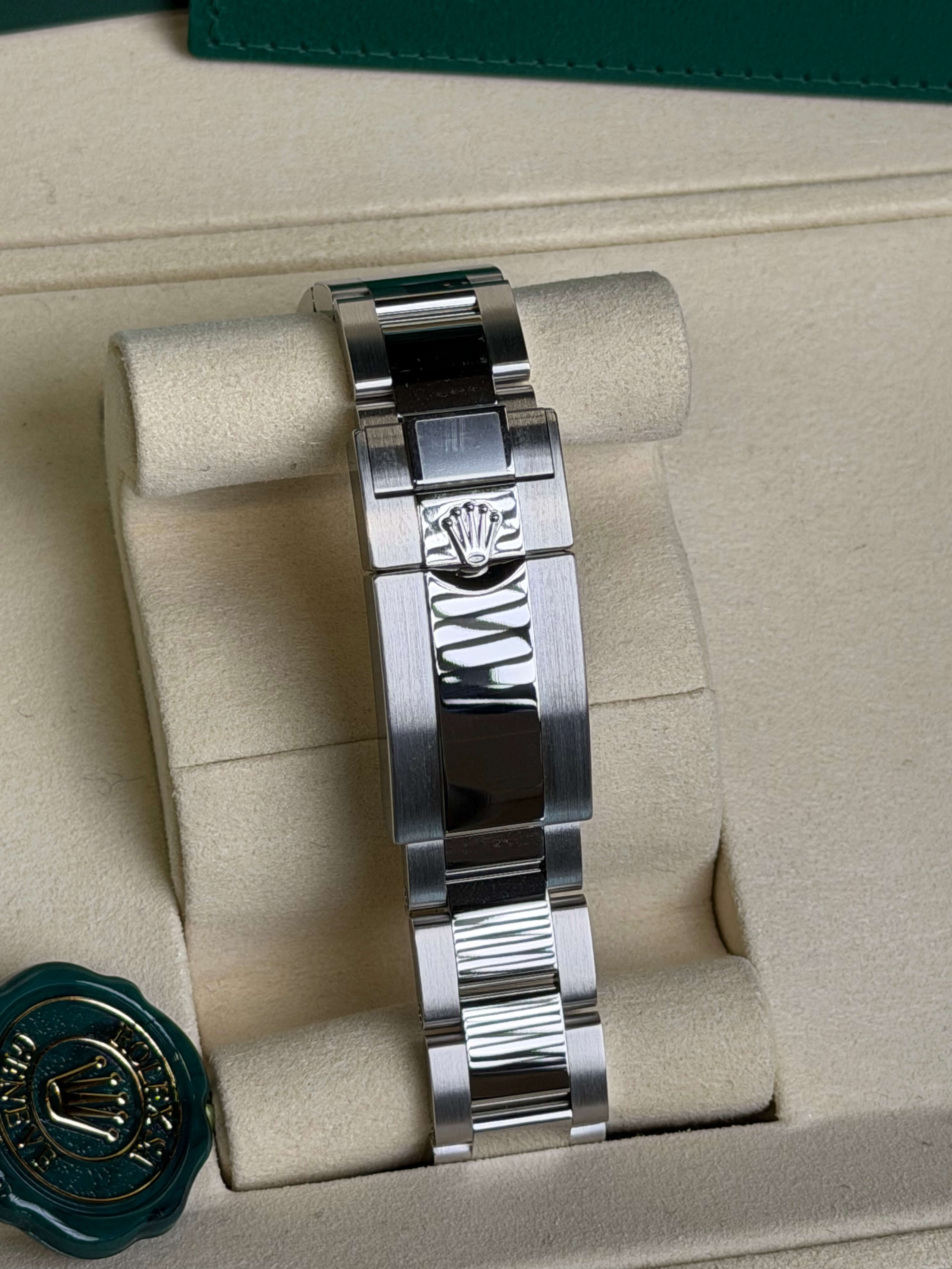 Watchrr - Authentic luxury watch