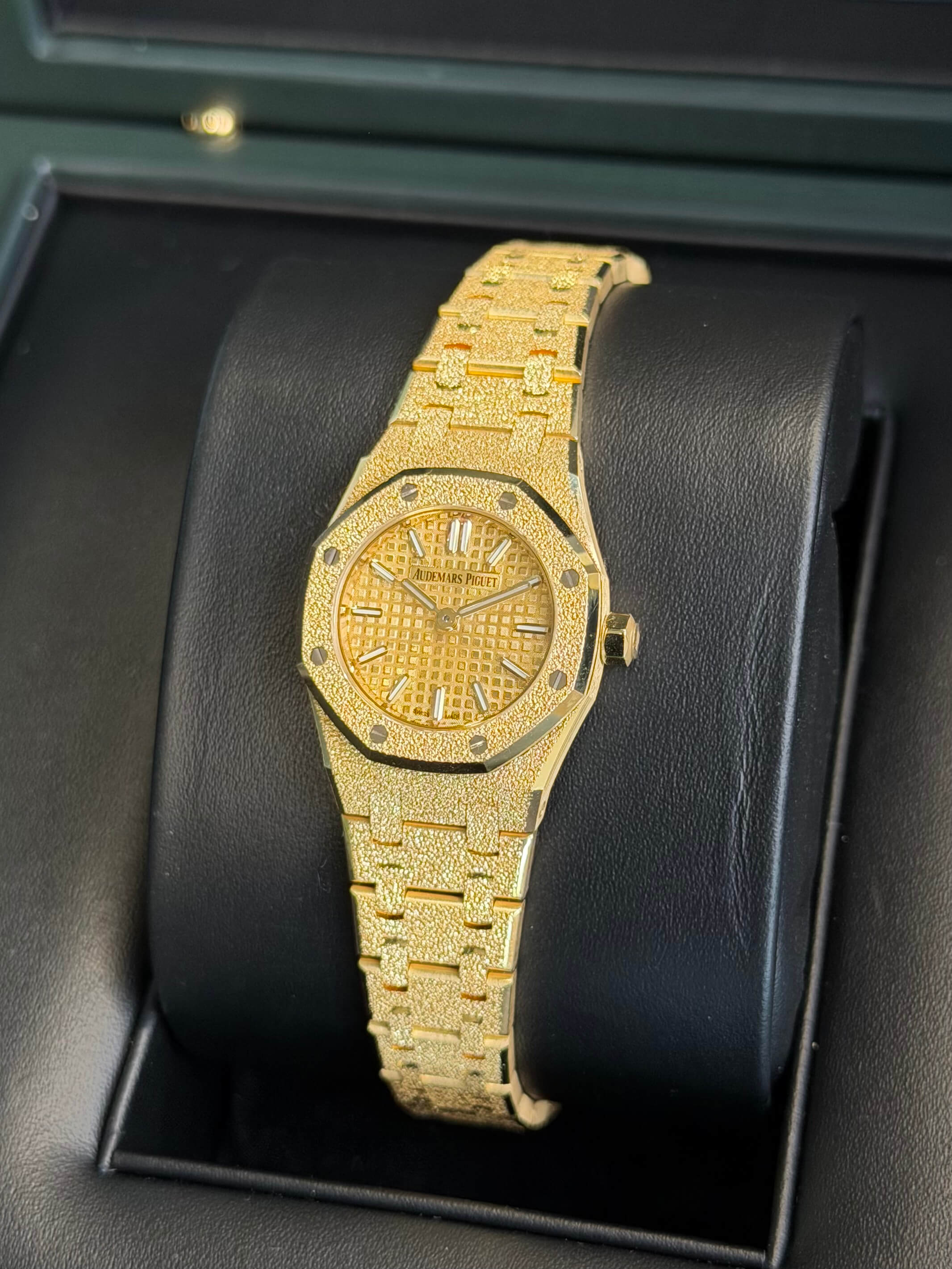 Watchrr - Authentic luxury watch