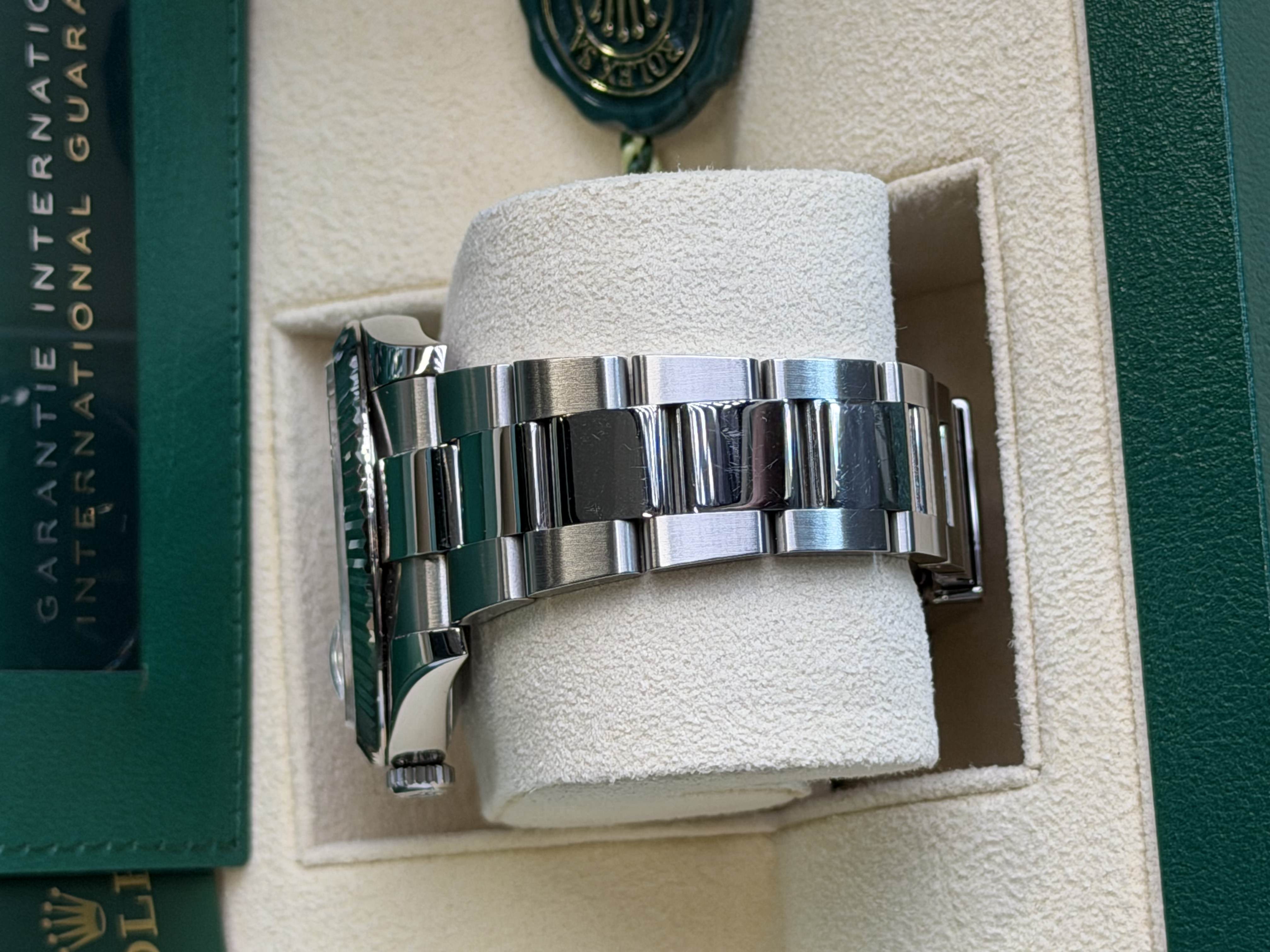 Watchrr - Authentic luxury watch