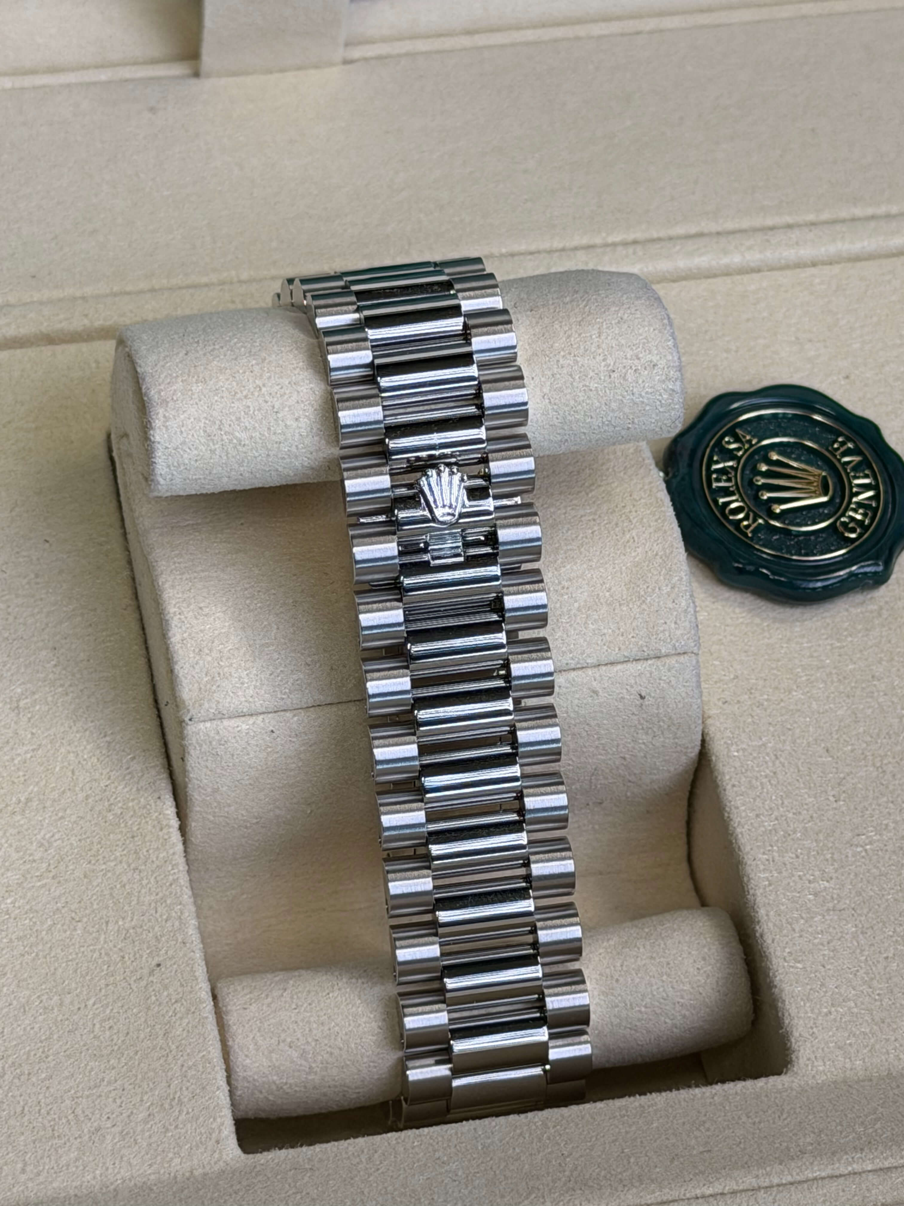 Watchrr - Authentic luxury watch
