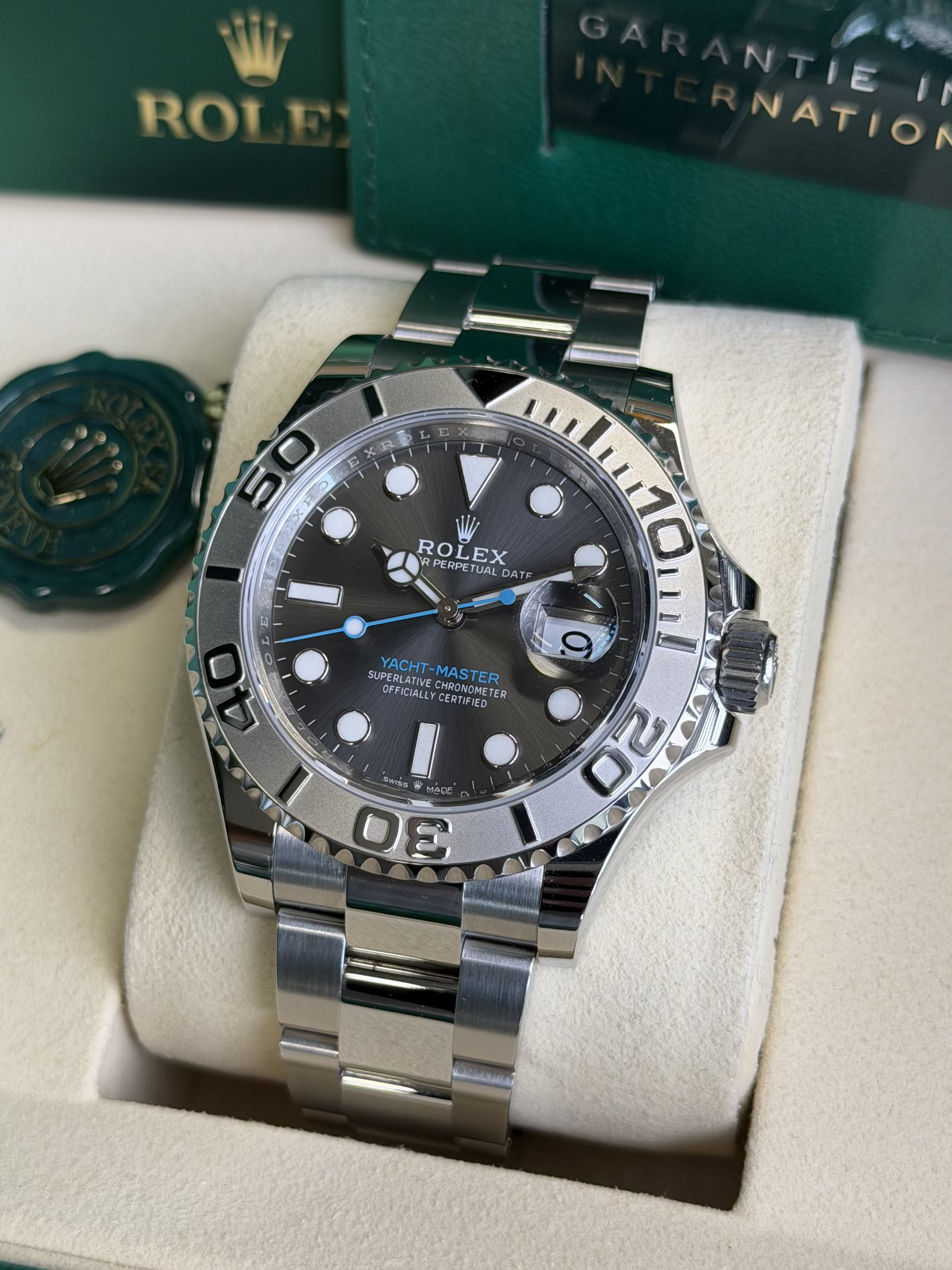Watchrr - Authentic luxury watch
