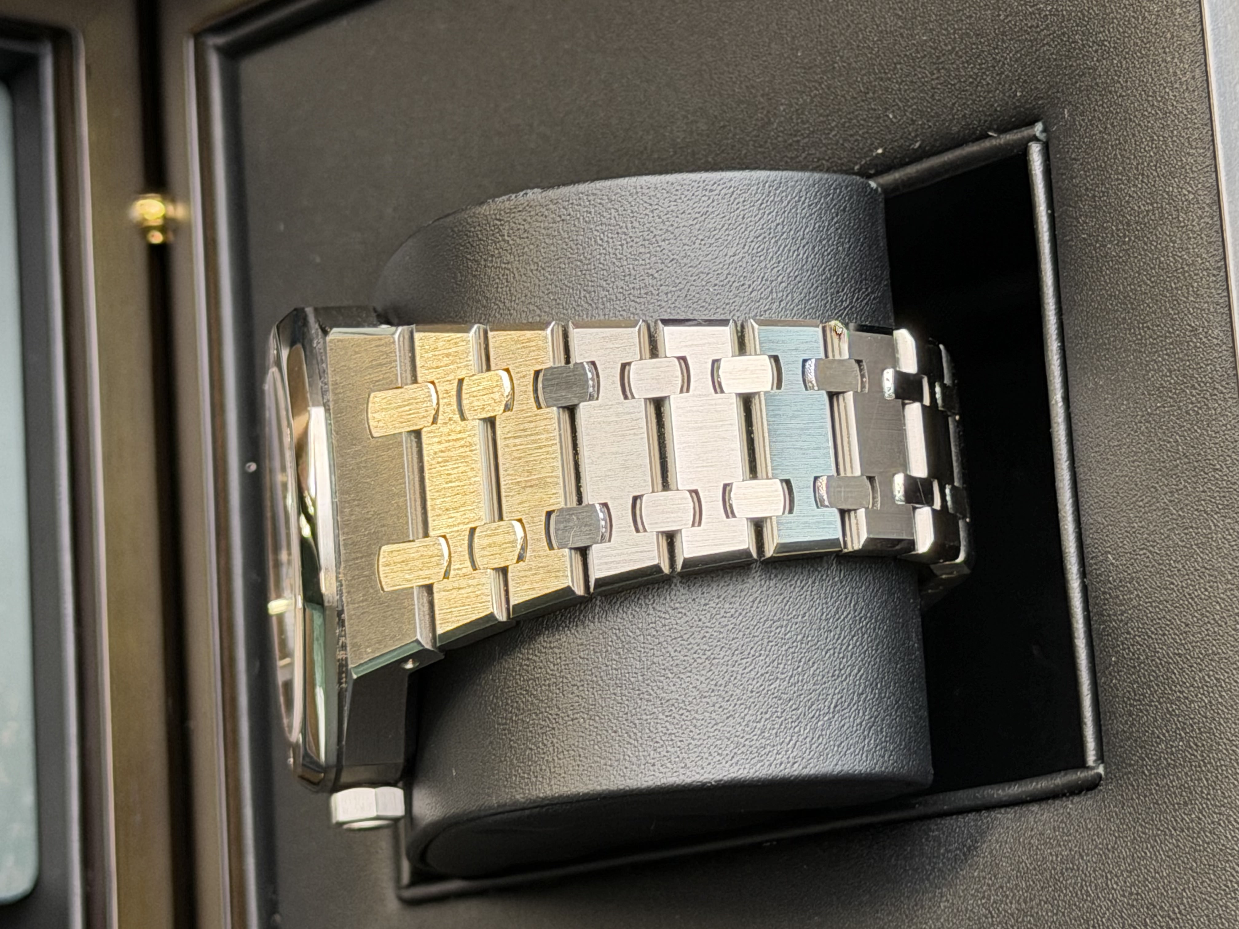 Watchrr - Authentic luxury watch