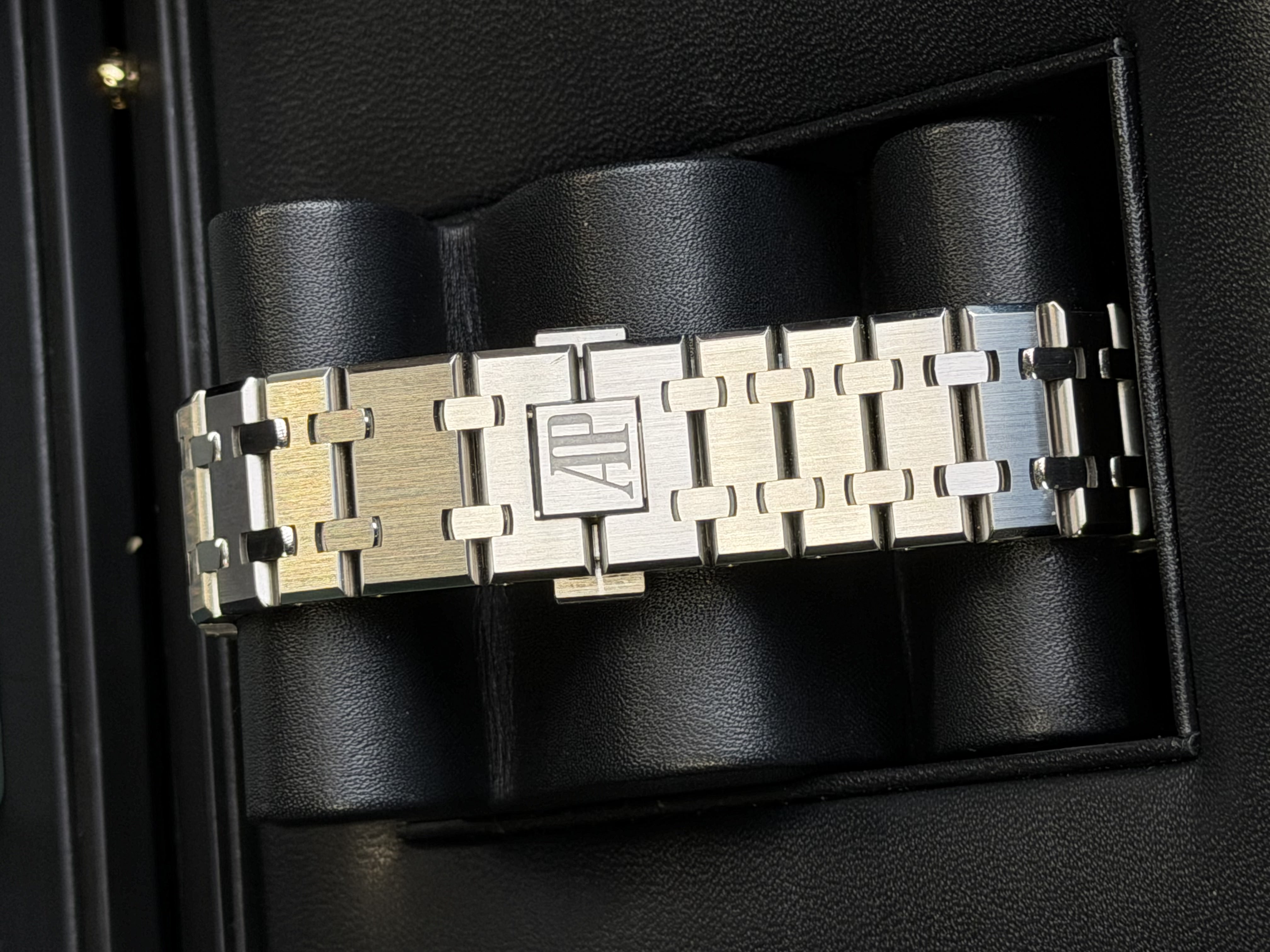 Watchrr - Authentic luxury watch